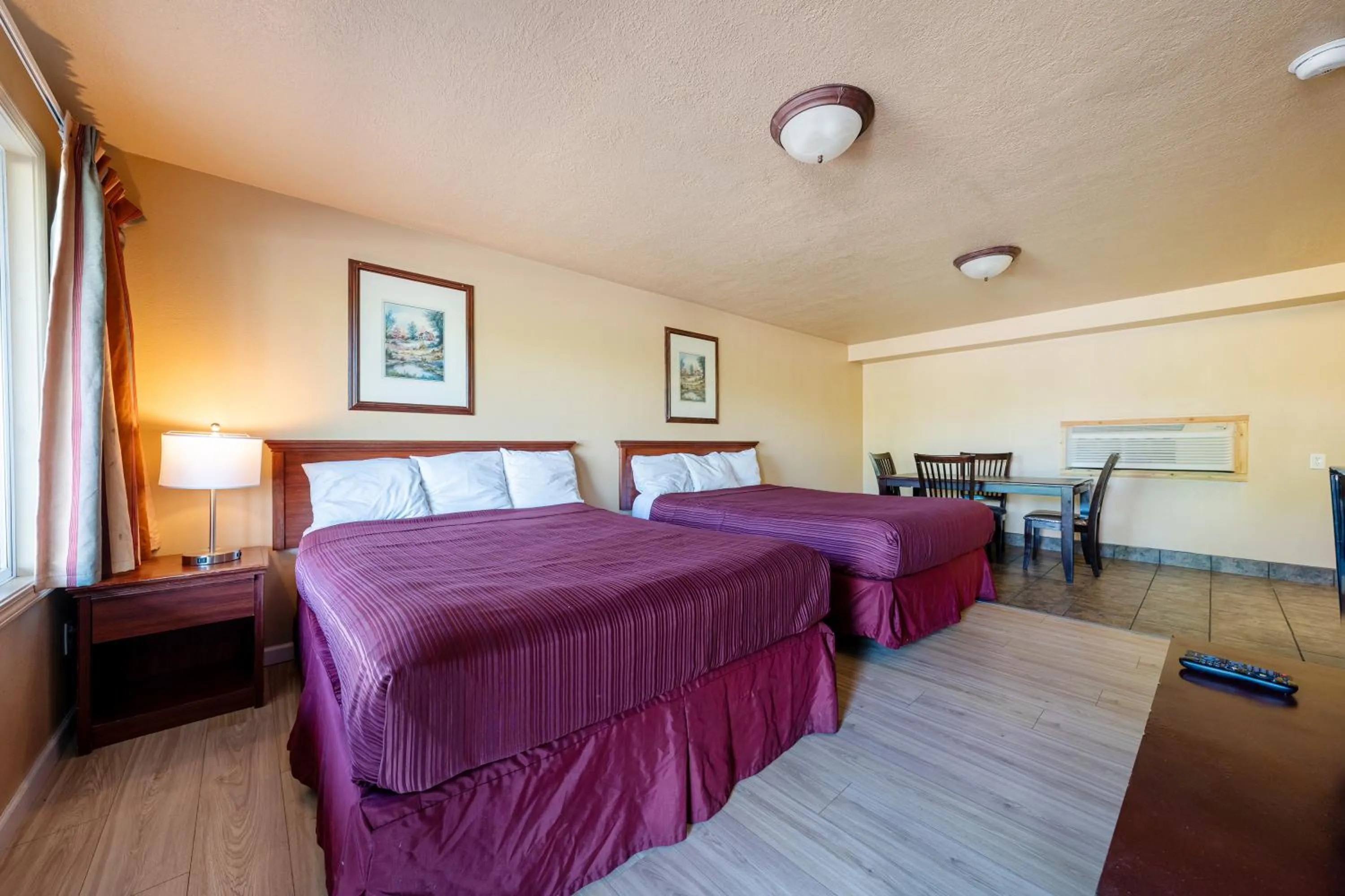 2 Full Bed with kitchenette Non-Smoking in Juniper Motel Madras by Townhouse