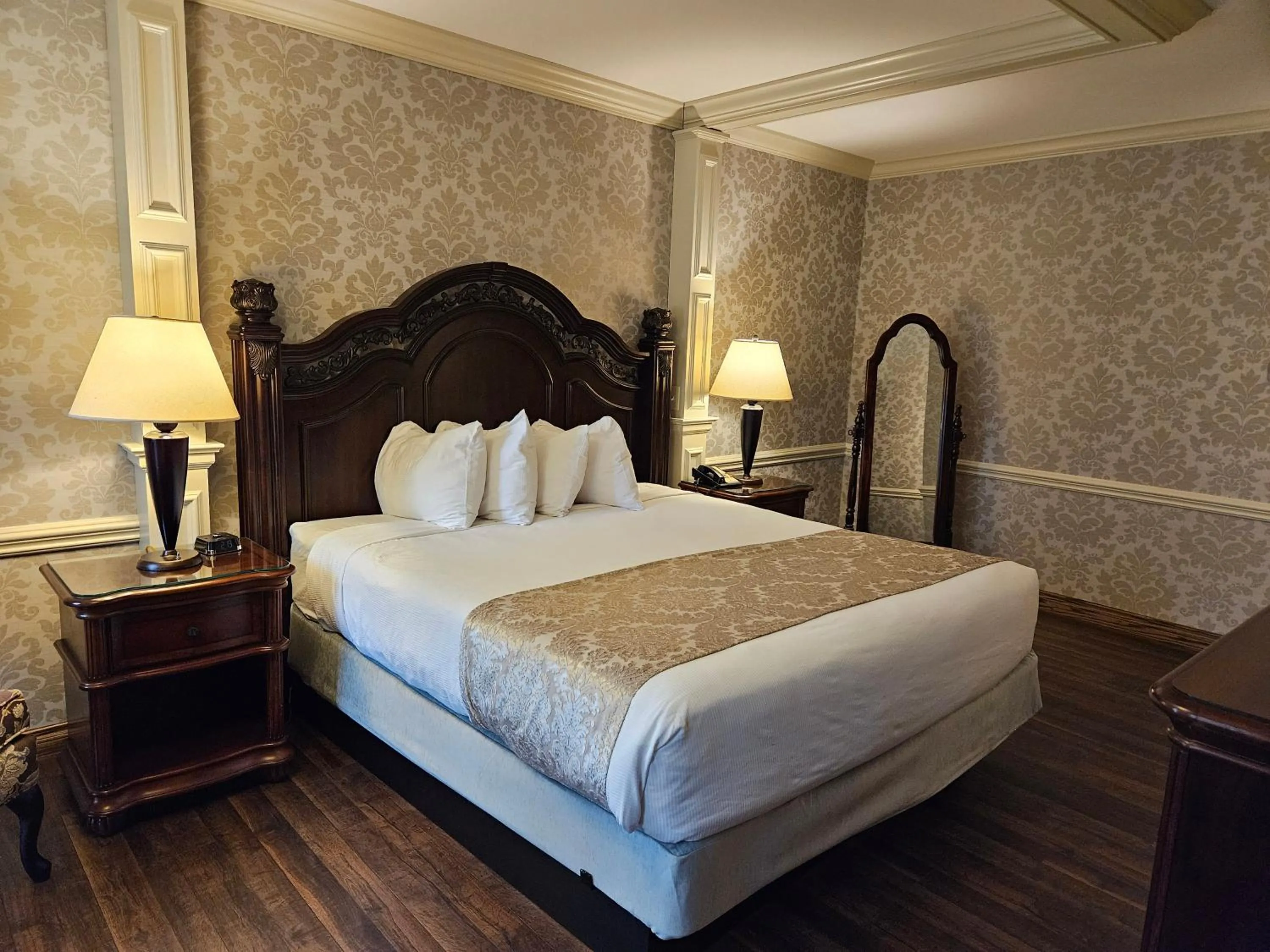 Deluxe King Room in Fulton Steamboat Inn