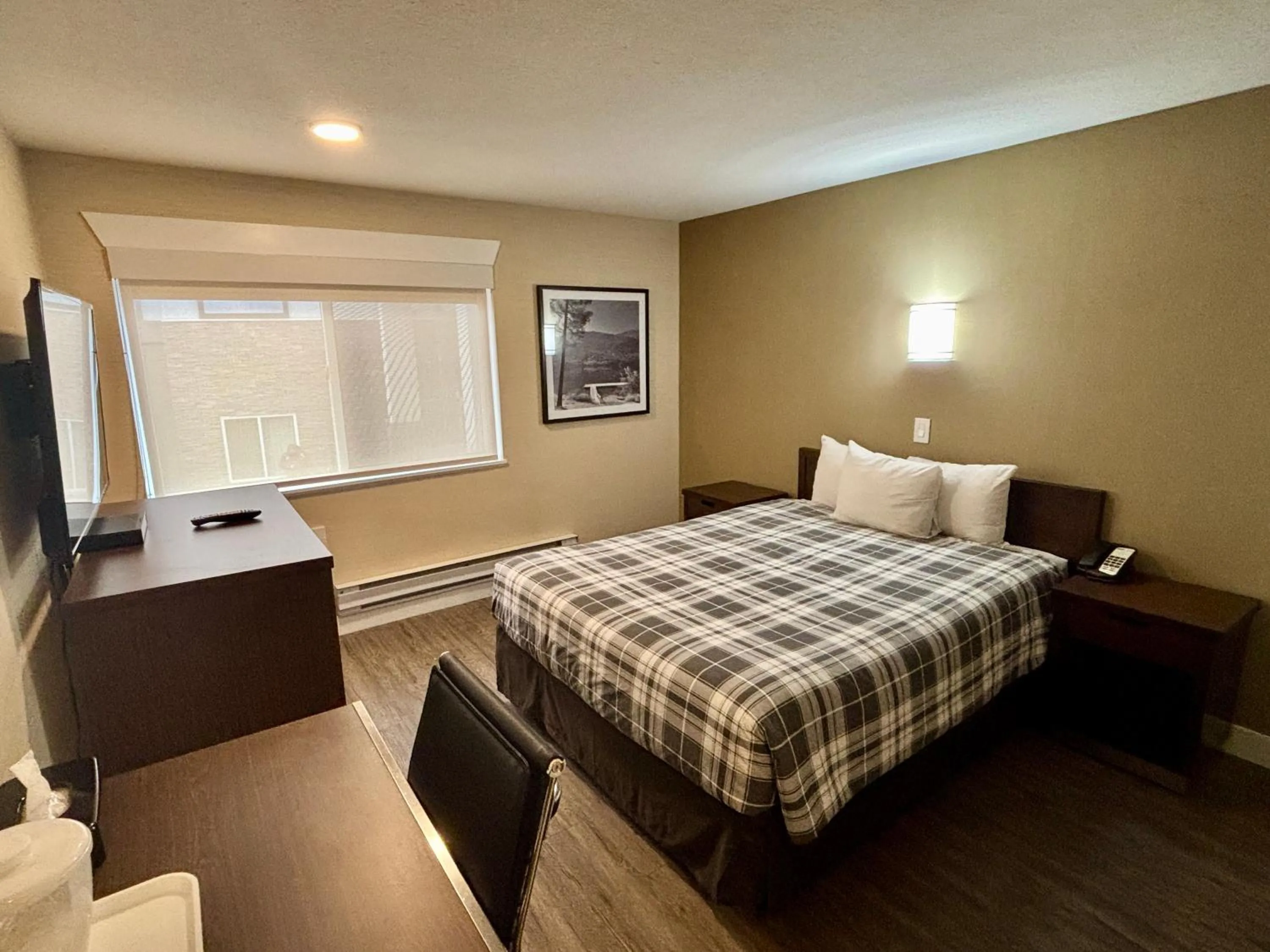 Queen Room - Non-Smoking in Rodeway Inn & Suites