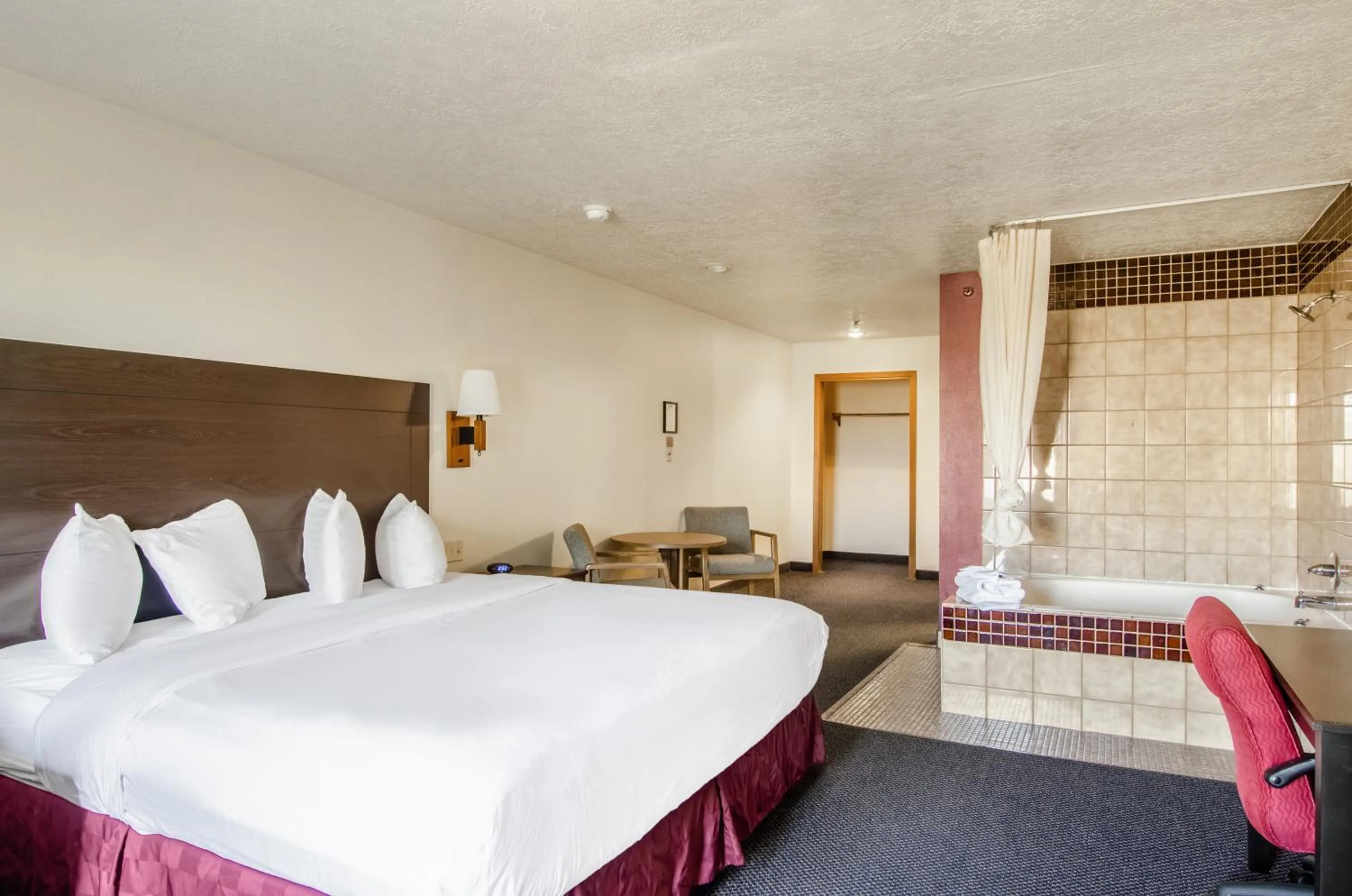 King Suite with Spa Bath - Non-Smoking in Americas Best Value Inn & Suites Ft Collins E at I-25