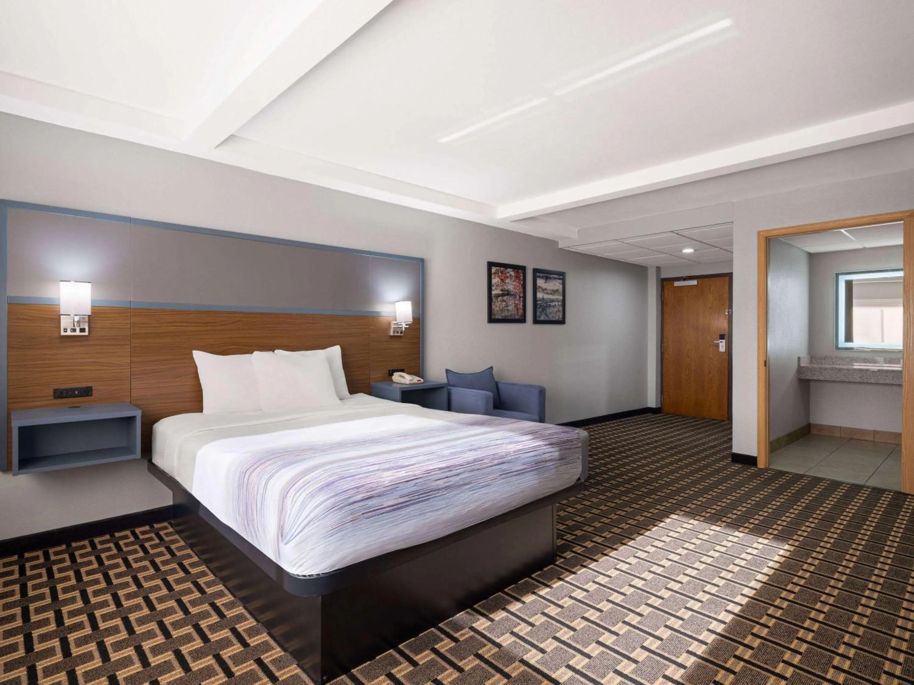 Superior King Room - Non-Smoking in Best Western Woodstock Inn