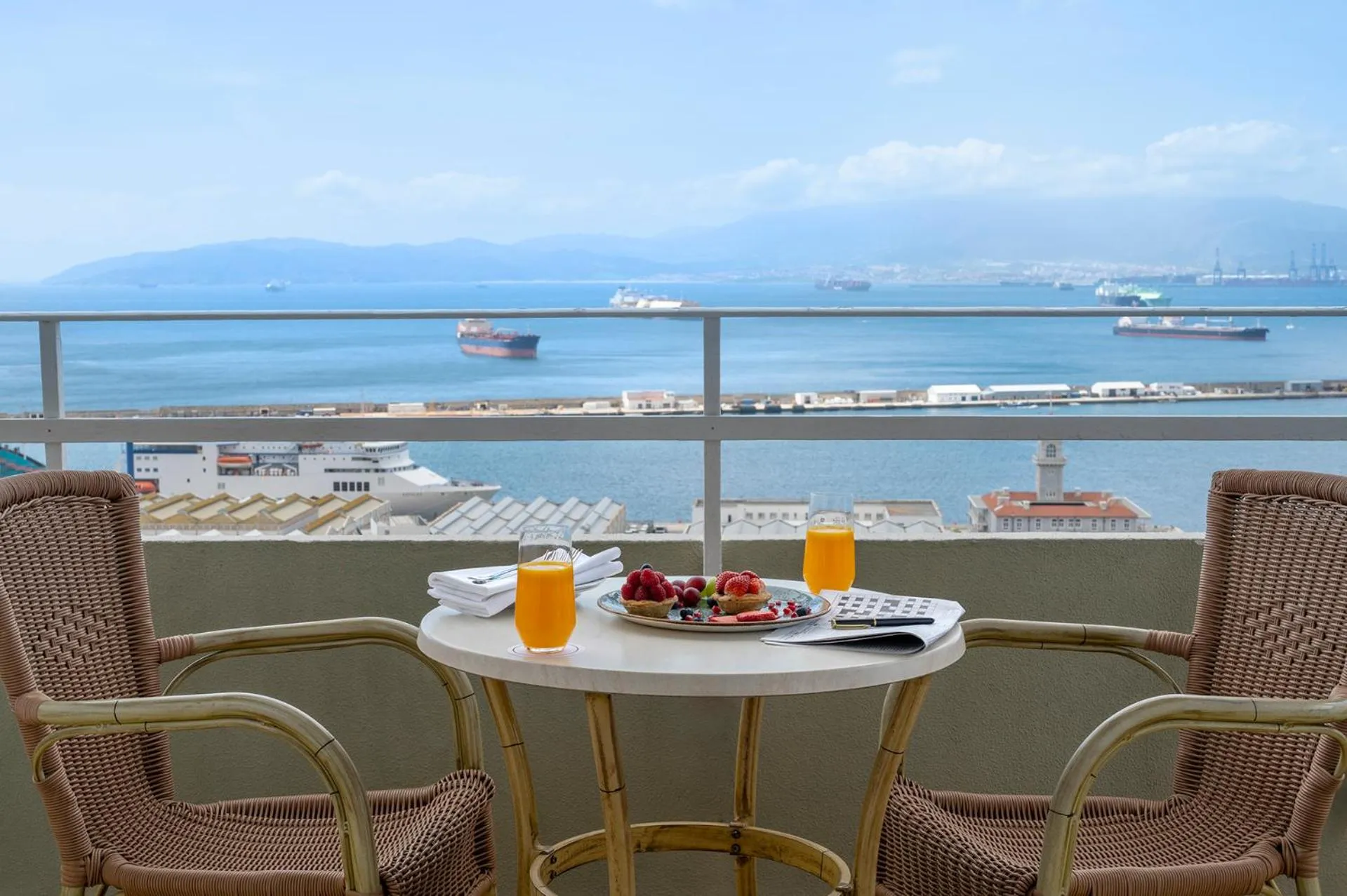 Twin Room with Balcony and Sea View in Rock Hotel