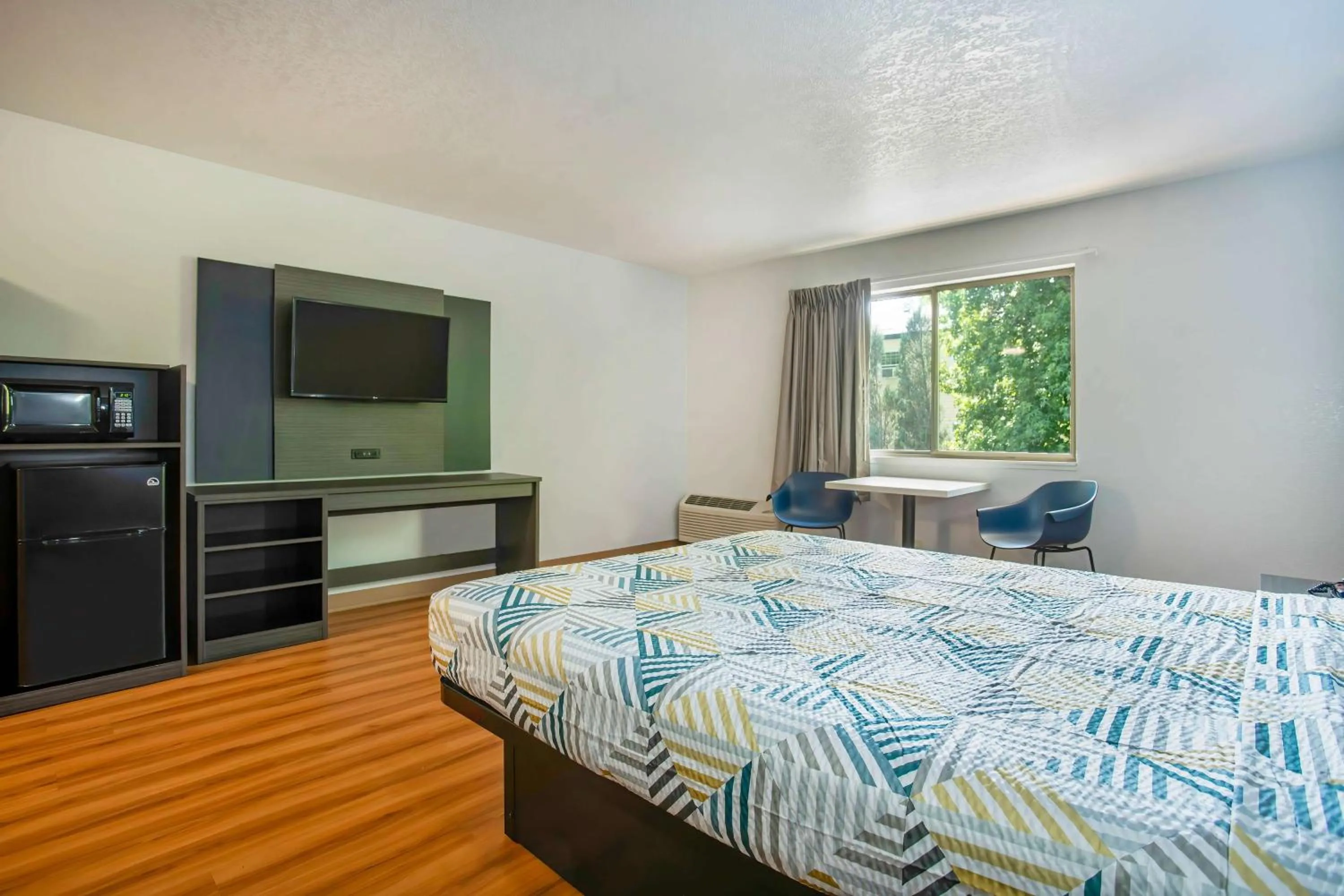 Premium Quadruple Room - single occupancy - Non-Smoking in Motel 6-Gresham, OR - Portland