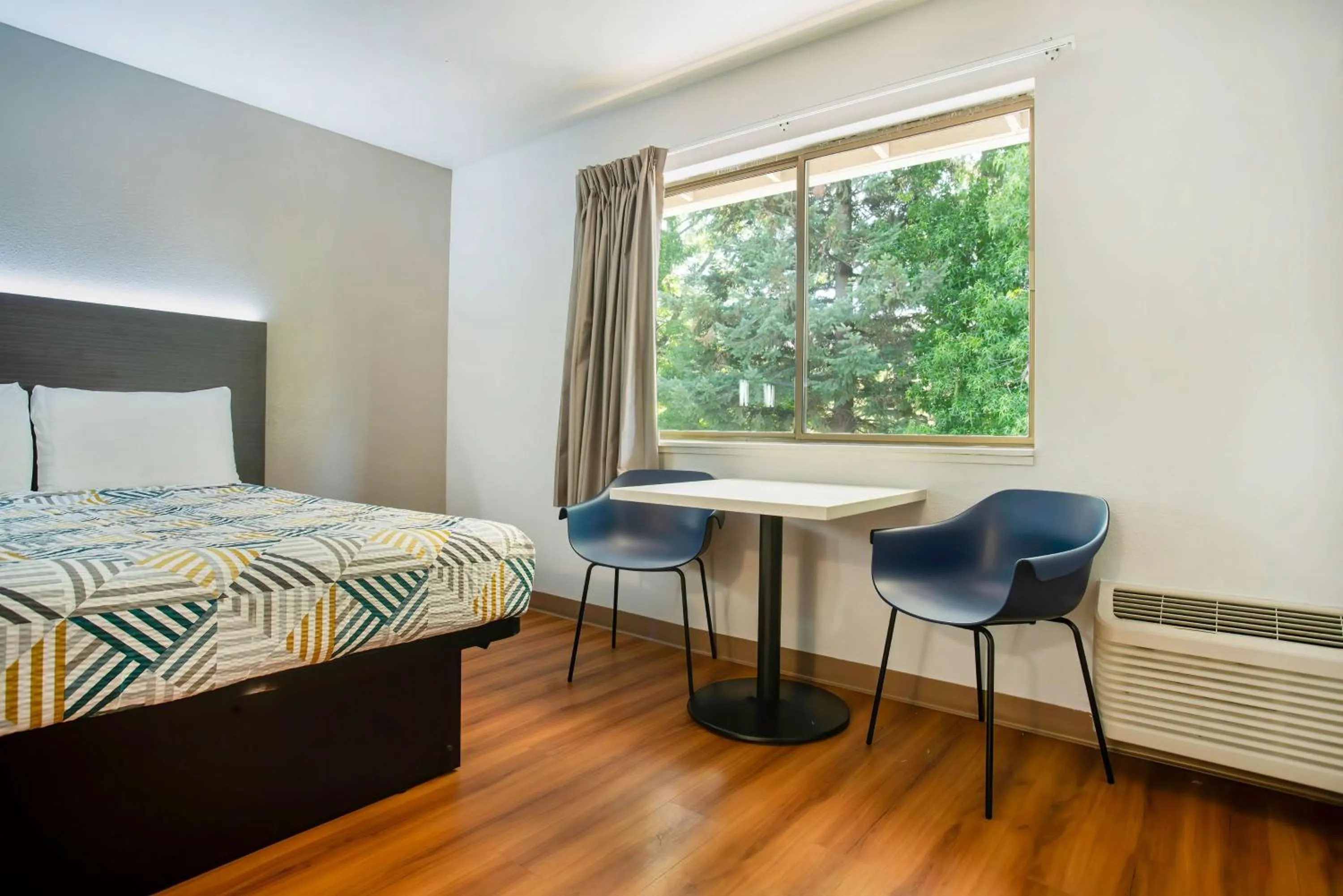 Queen Room - single occupancy - Non-Smoking in Motel 6-Gresham, OR - Portland