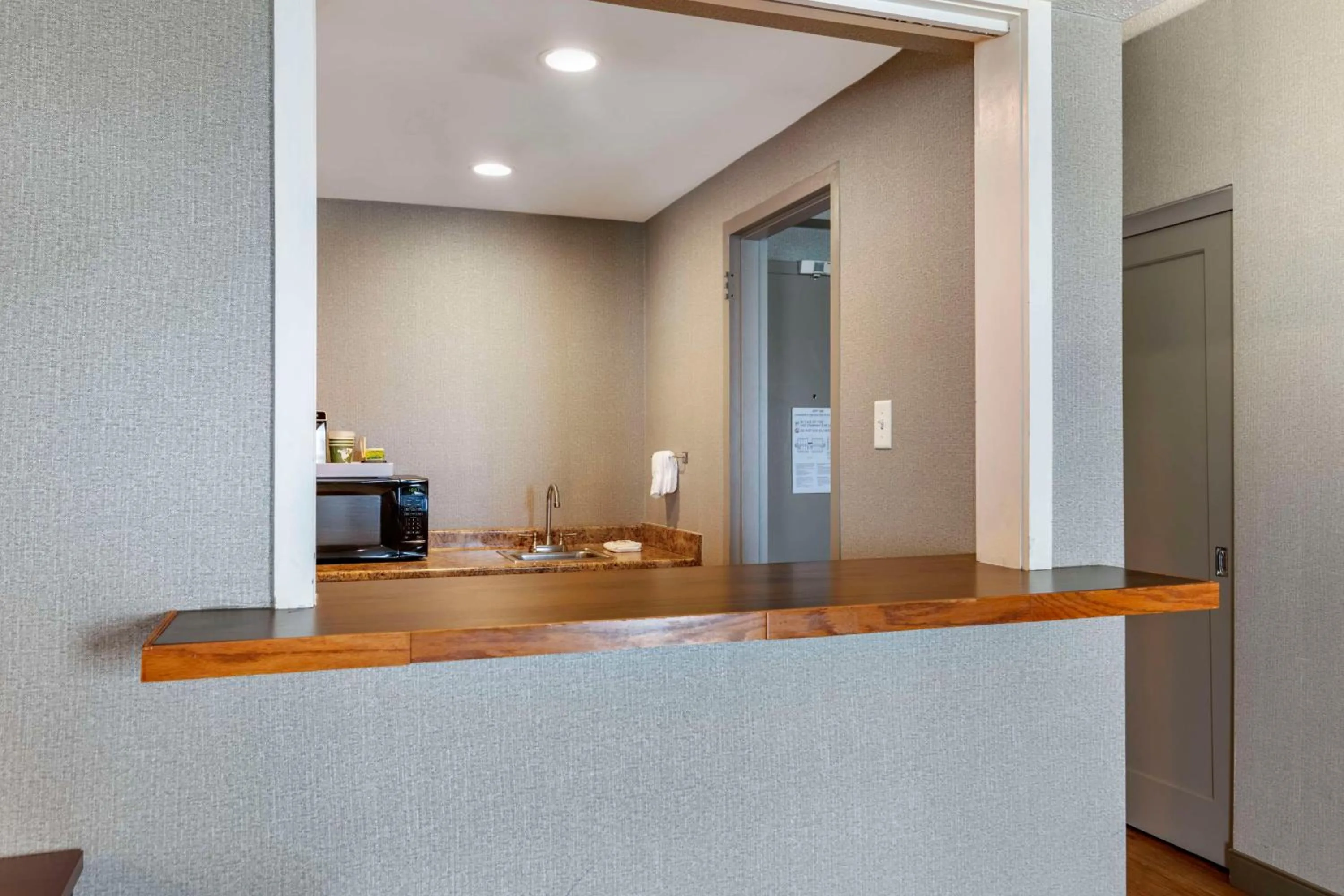 King Suite with Sofa Bed in Bangor Aviator Hotel BW Premier Collection