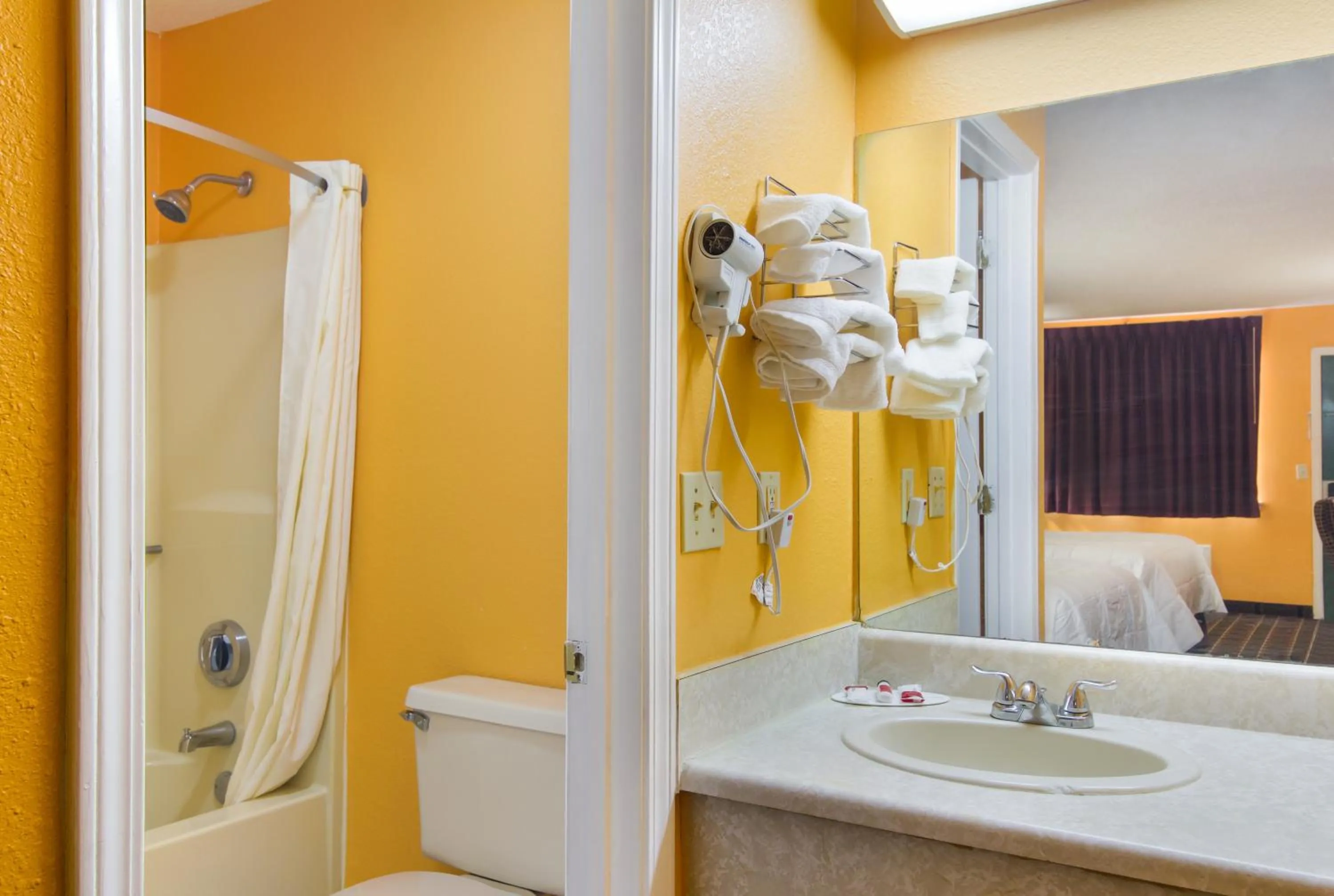 Deluxe King Room in Americas Best Value Inn Darien