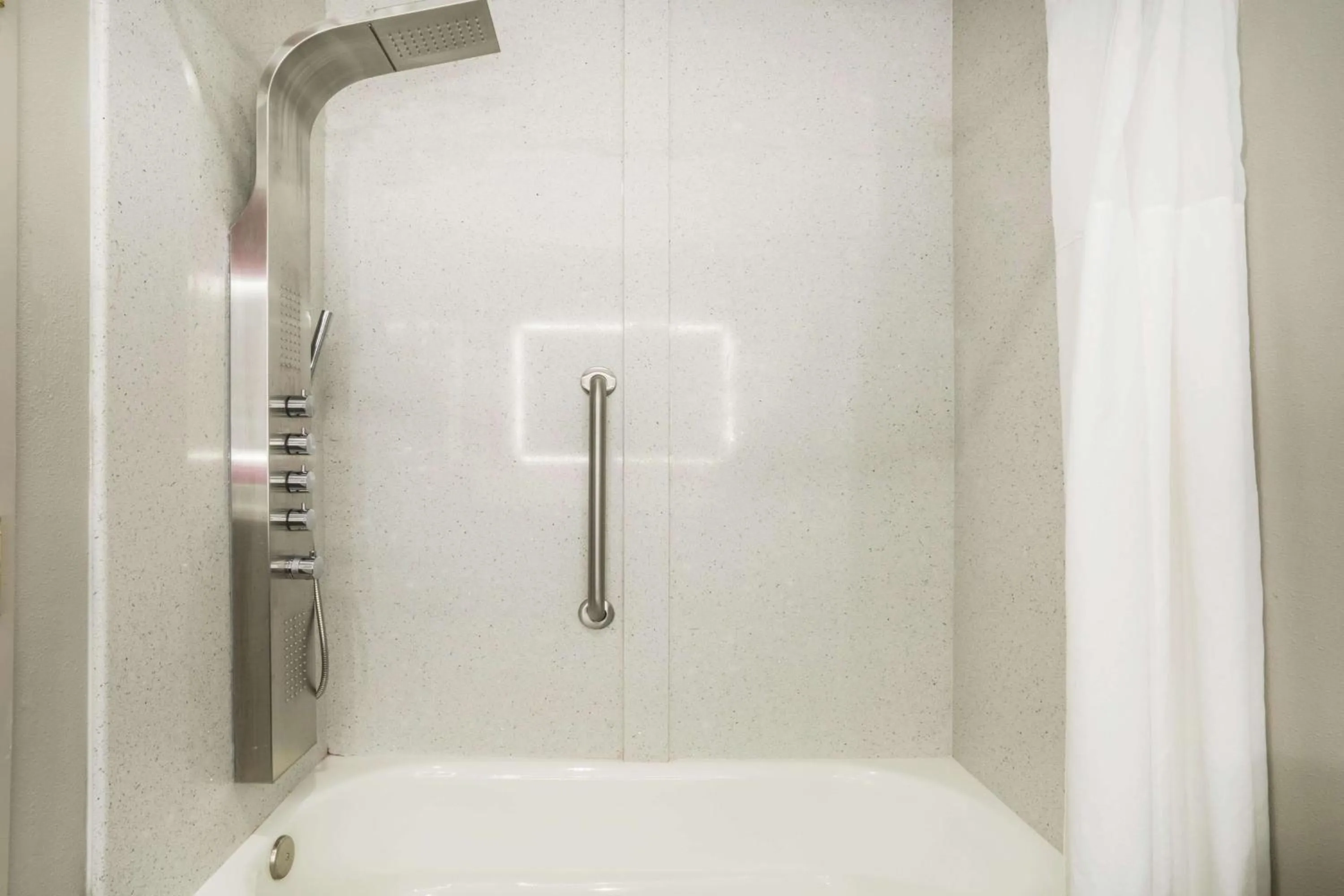 Queen Room with Two Queen Beds in La Quinta by Wyndham Chattanooga North - Hixson