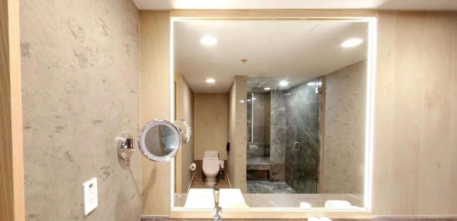 Loft Master 1 King Bed in Galeria Plaza Irapuato