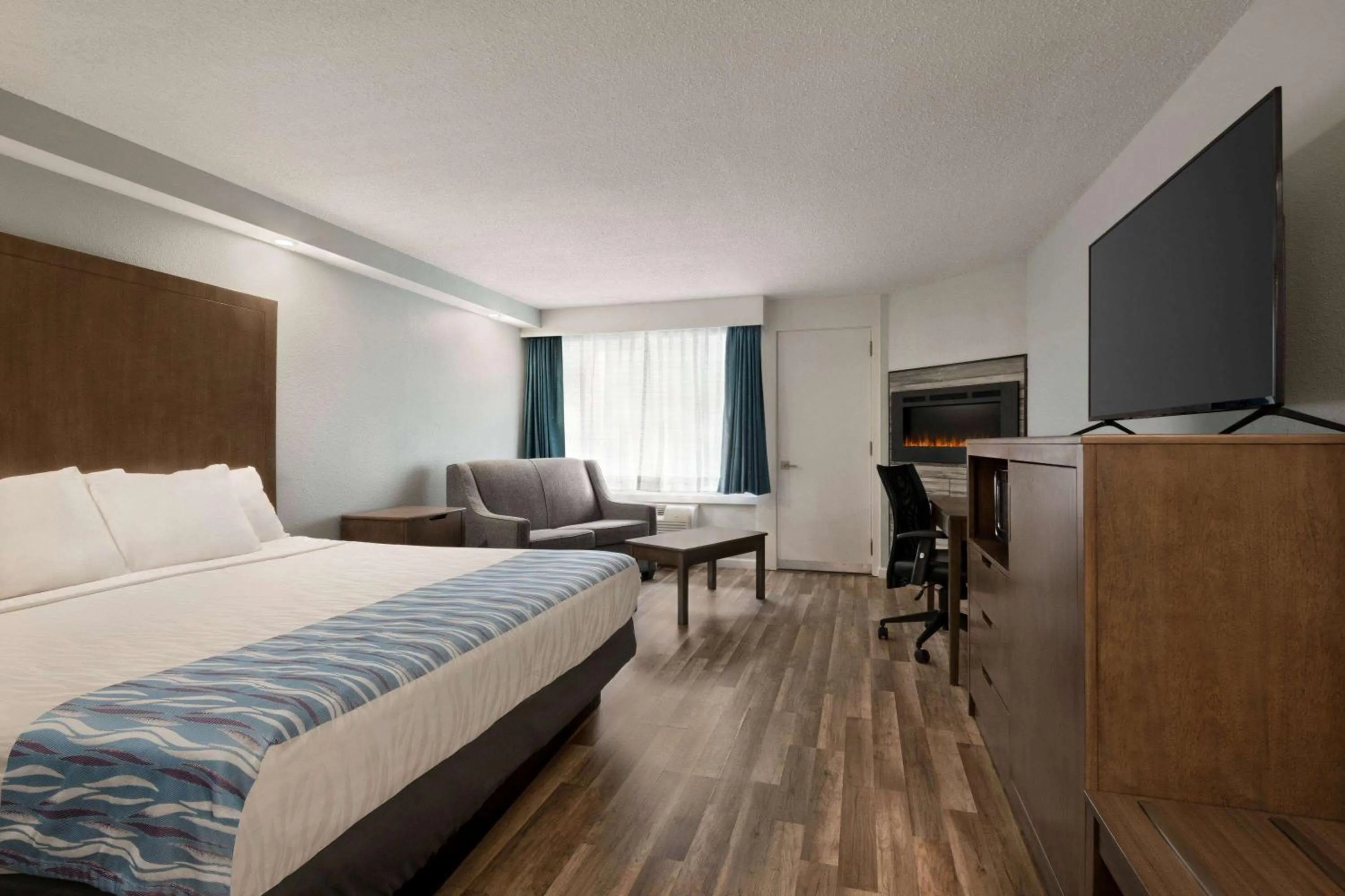 Deluxe King Room with Fireplace - Non-Smoking in Gatlinburg River Inn