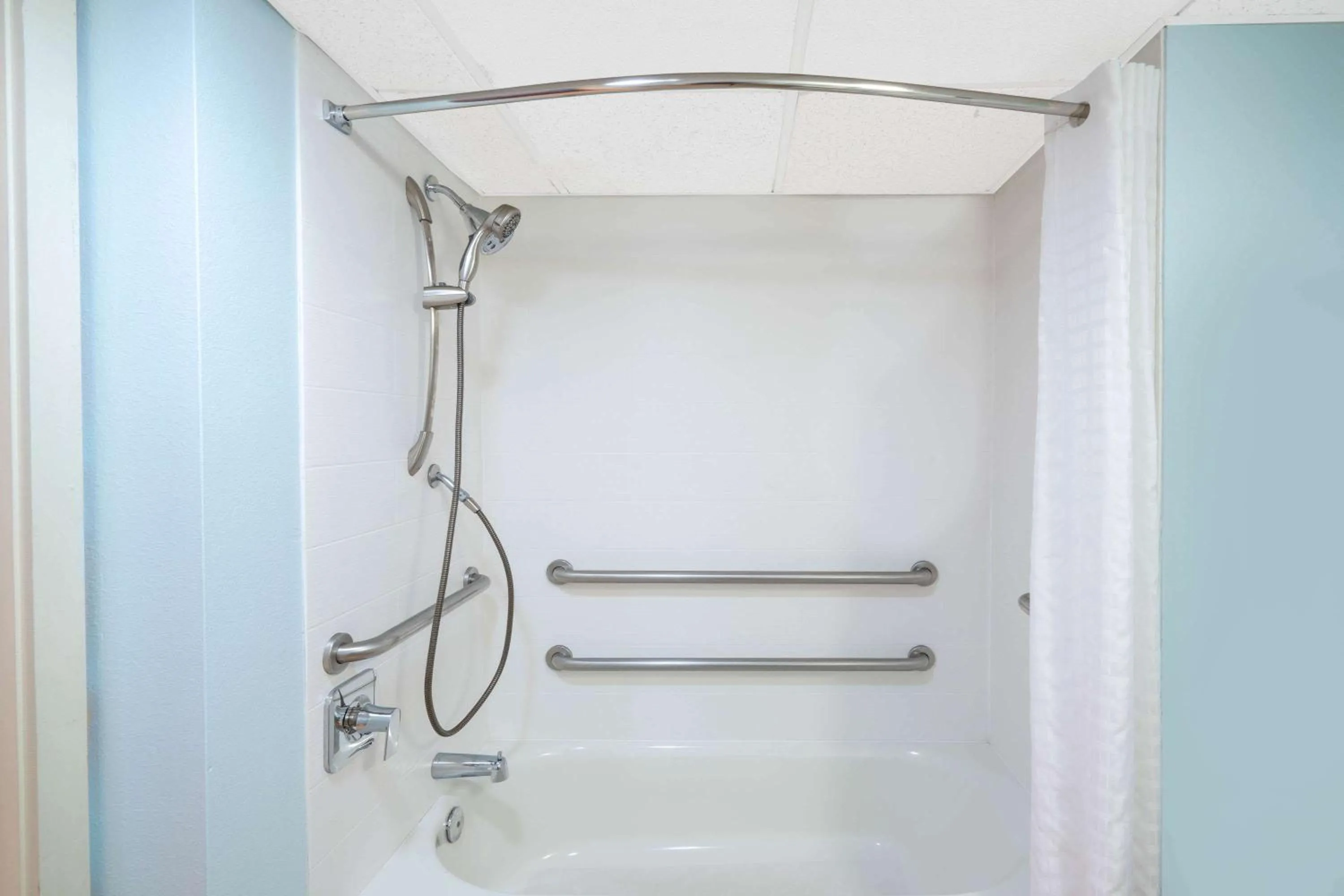 King Room - single occupancy - Disability Access in Gatlinburg River Inn