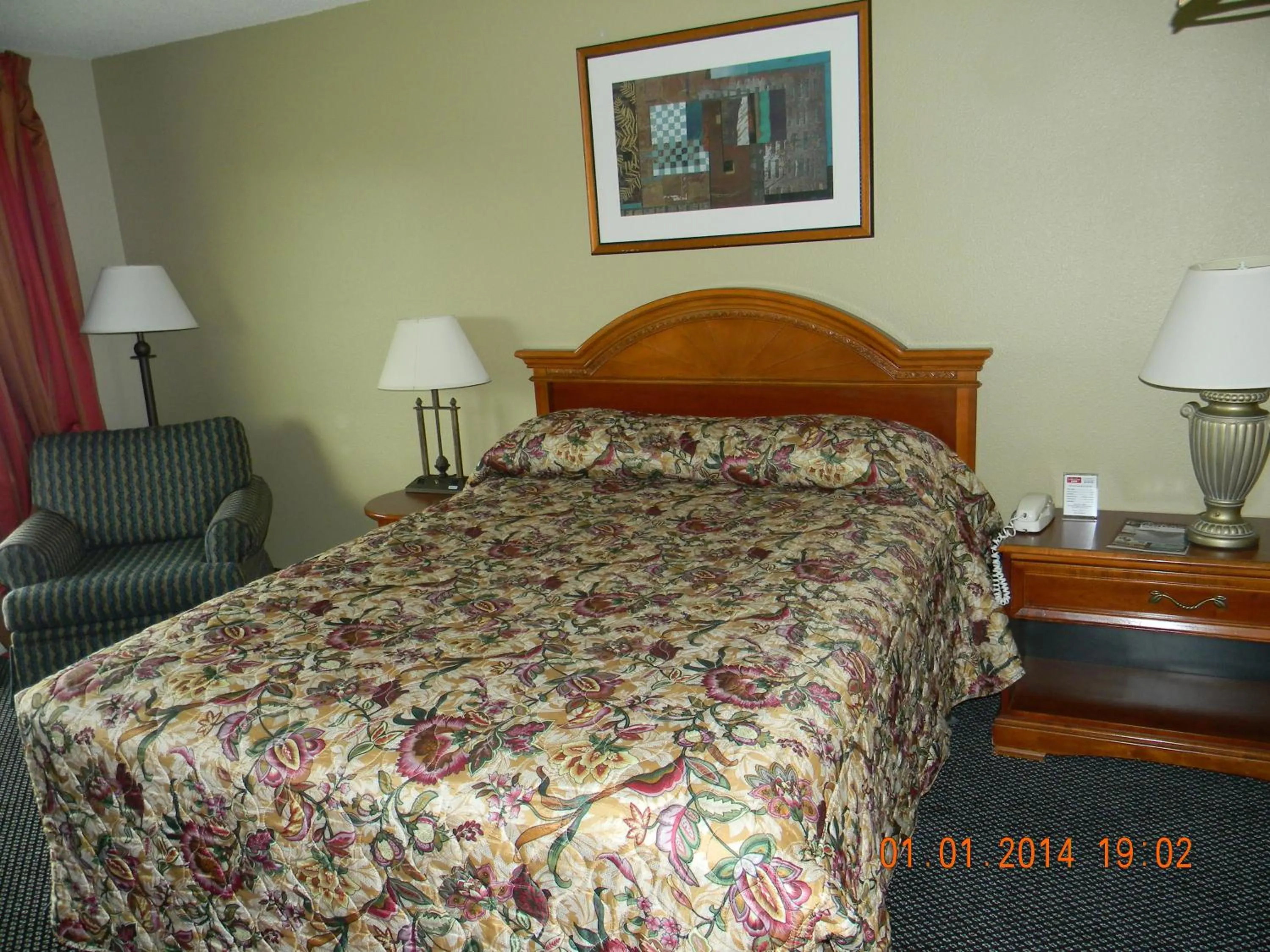 Queen Room in Lakeview Inn Centralia