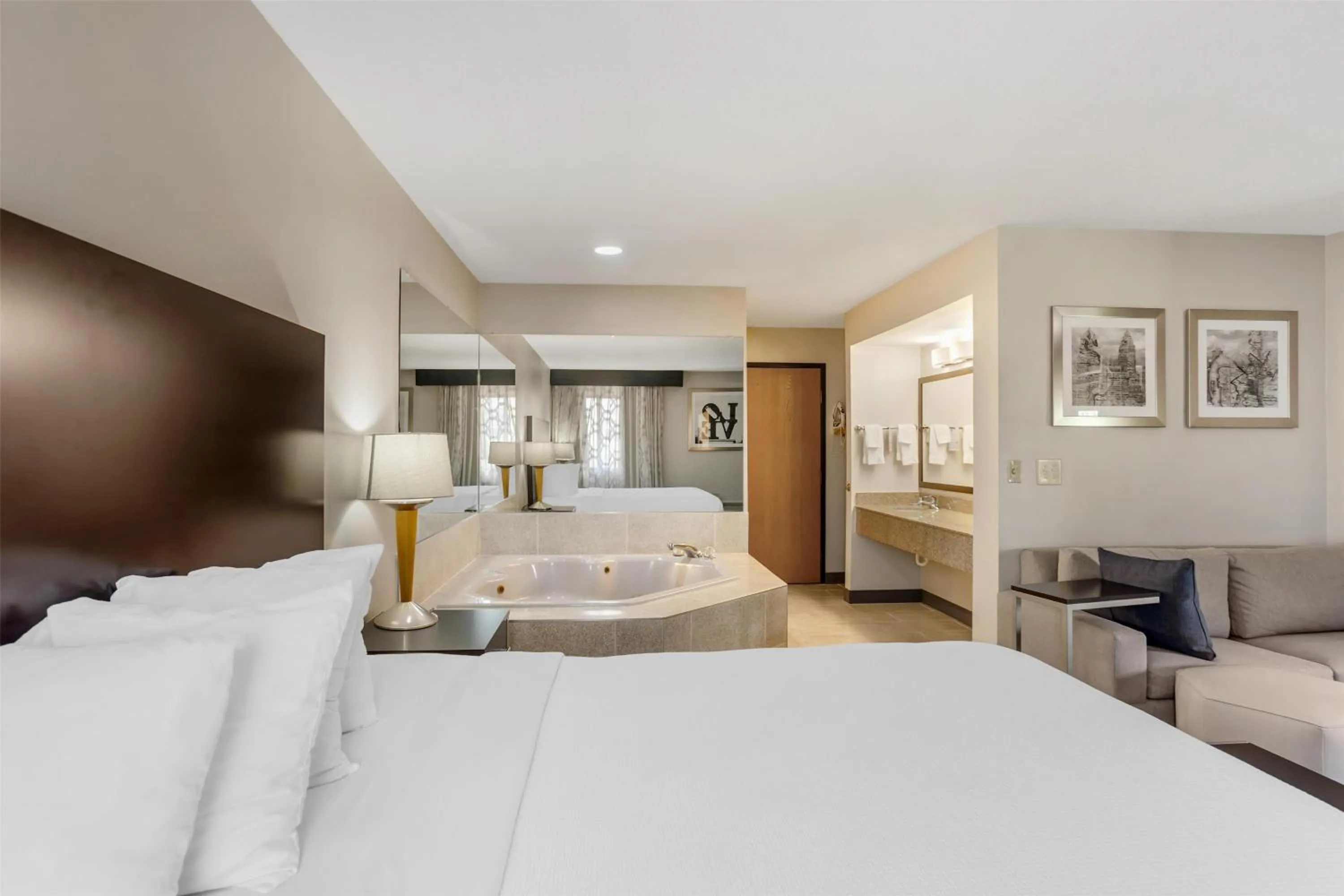 Deluxe King Suite - Non-Smoking in Best Western Shippensburg