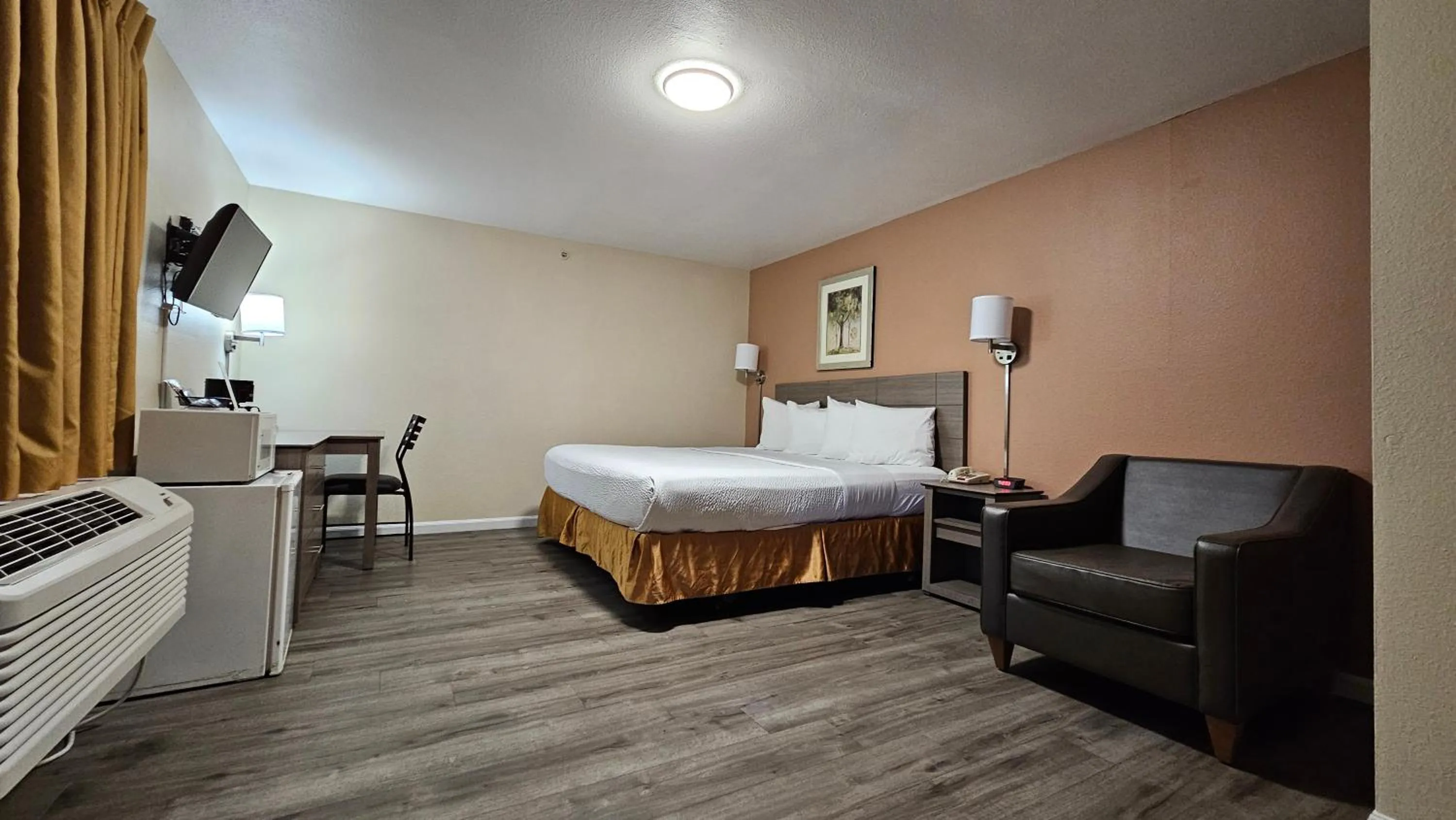 King Room - Mobility Access/Non-Smoking in Travelodge by Wyndham Wenatchee