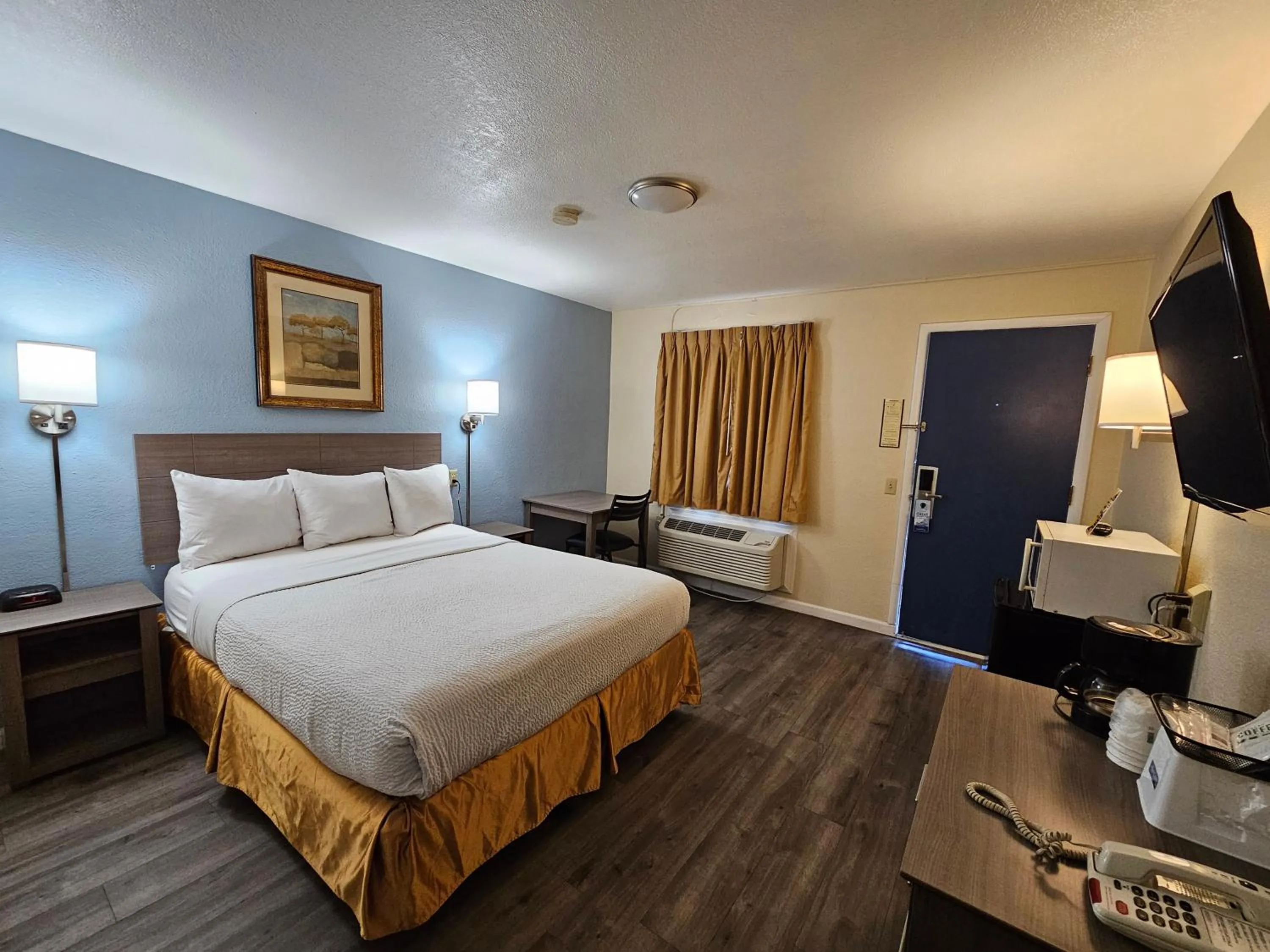 Queen Room - Non-Smoking in Travelodge by Wyndham Wenatchee