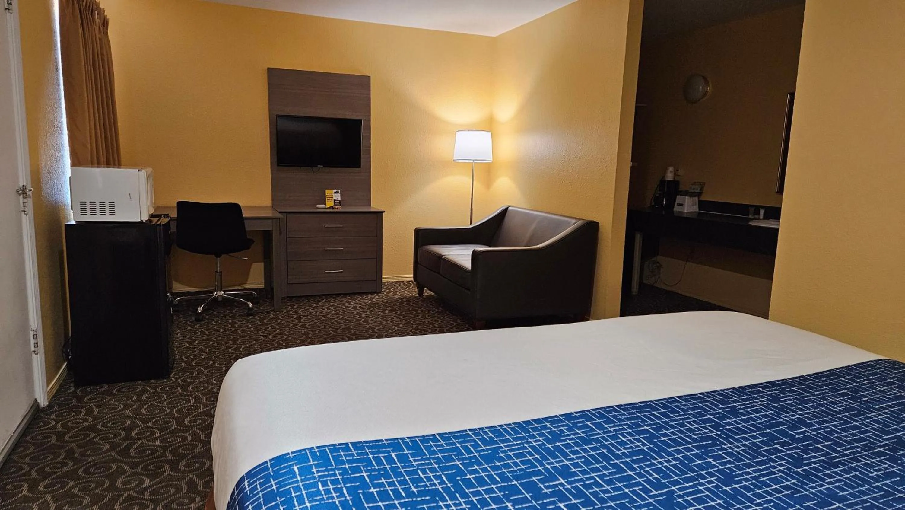 Deluxe King Room - Non-Smoking in Travelodge by Wyndham Wenatchee