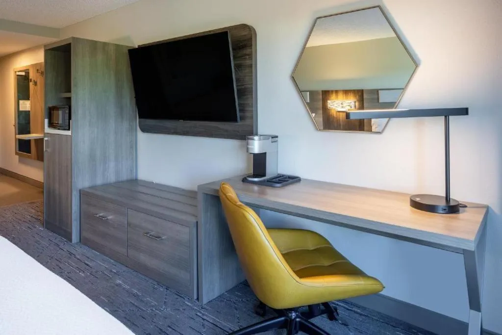 Queen Room with Two Queen Beds - Mobility Access Tub/Non-Smoking in Holiday Inn Express and Suites Newberry by IHG