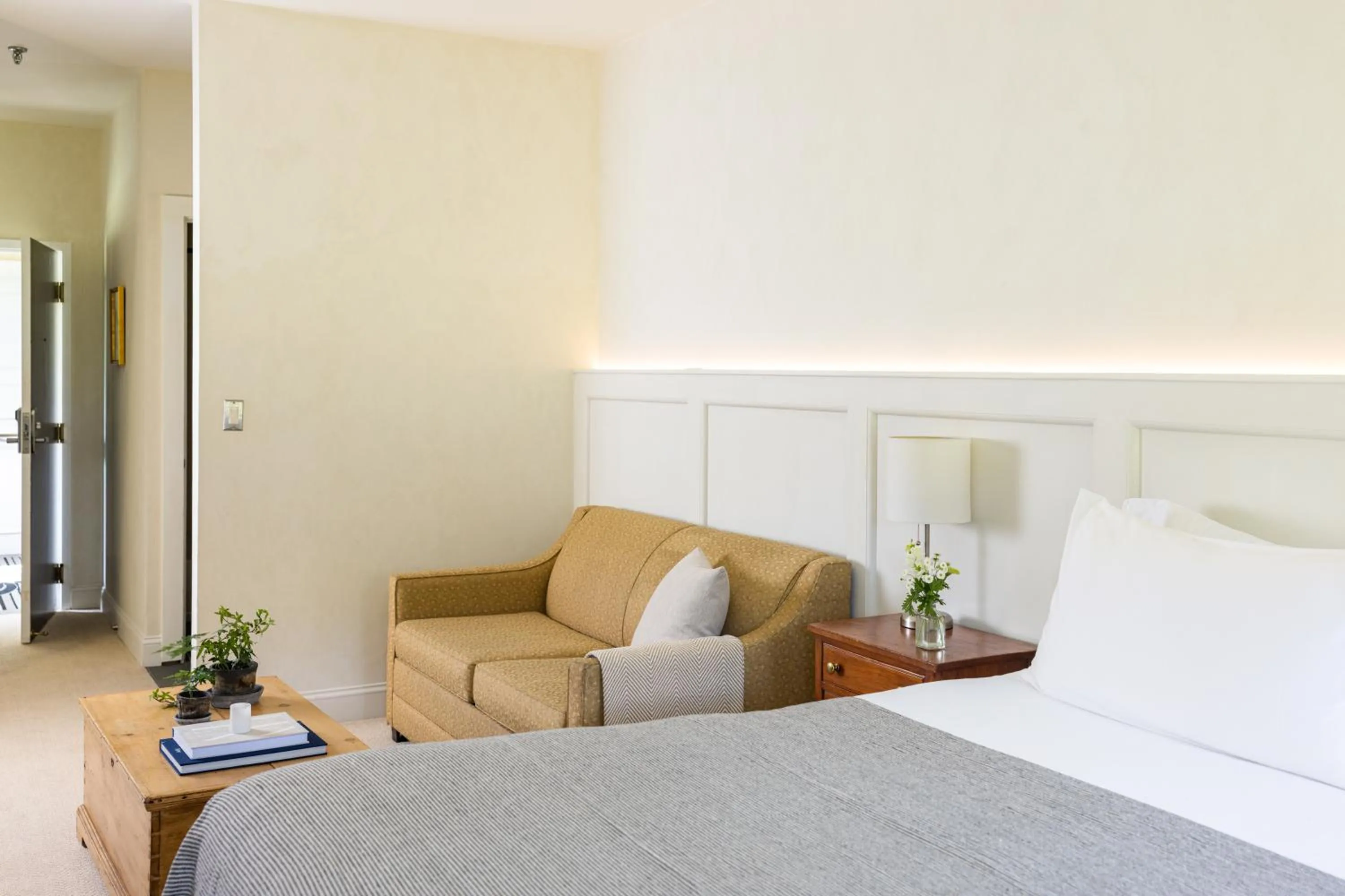 King Room with Sofa Bed - Non-Smoking in The Litchfield Inn