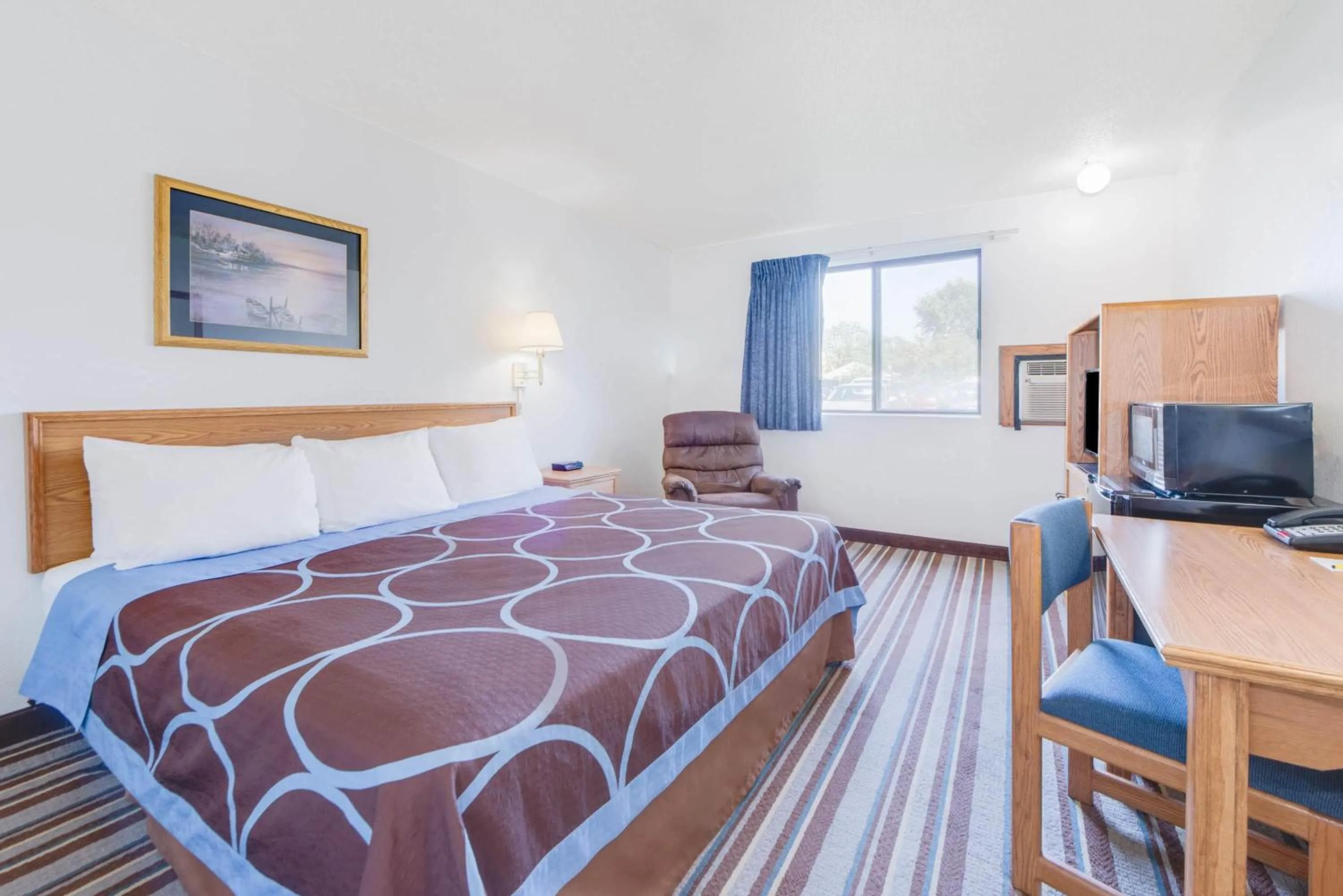 King Room with Bath Tub - Mobility Accessible/Non-Smoking in Super 8 by Wyndham Burlington