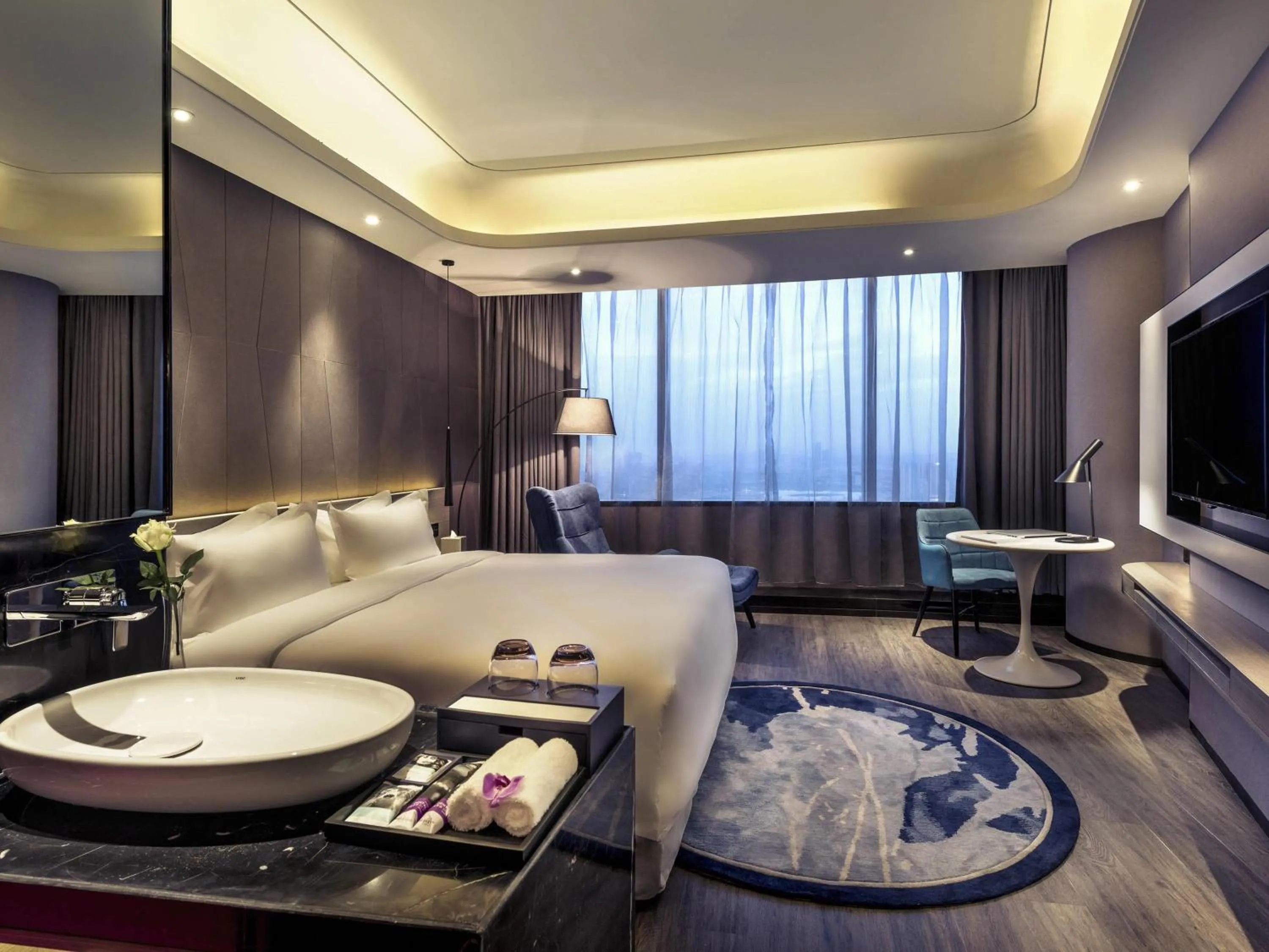 Deluxe King Room with River View in Mercure Hangzhou Qianjiang