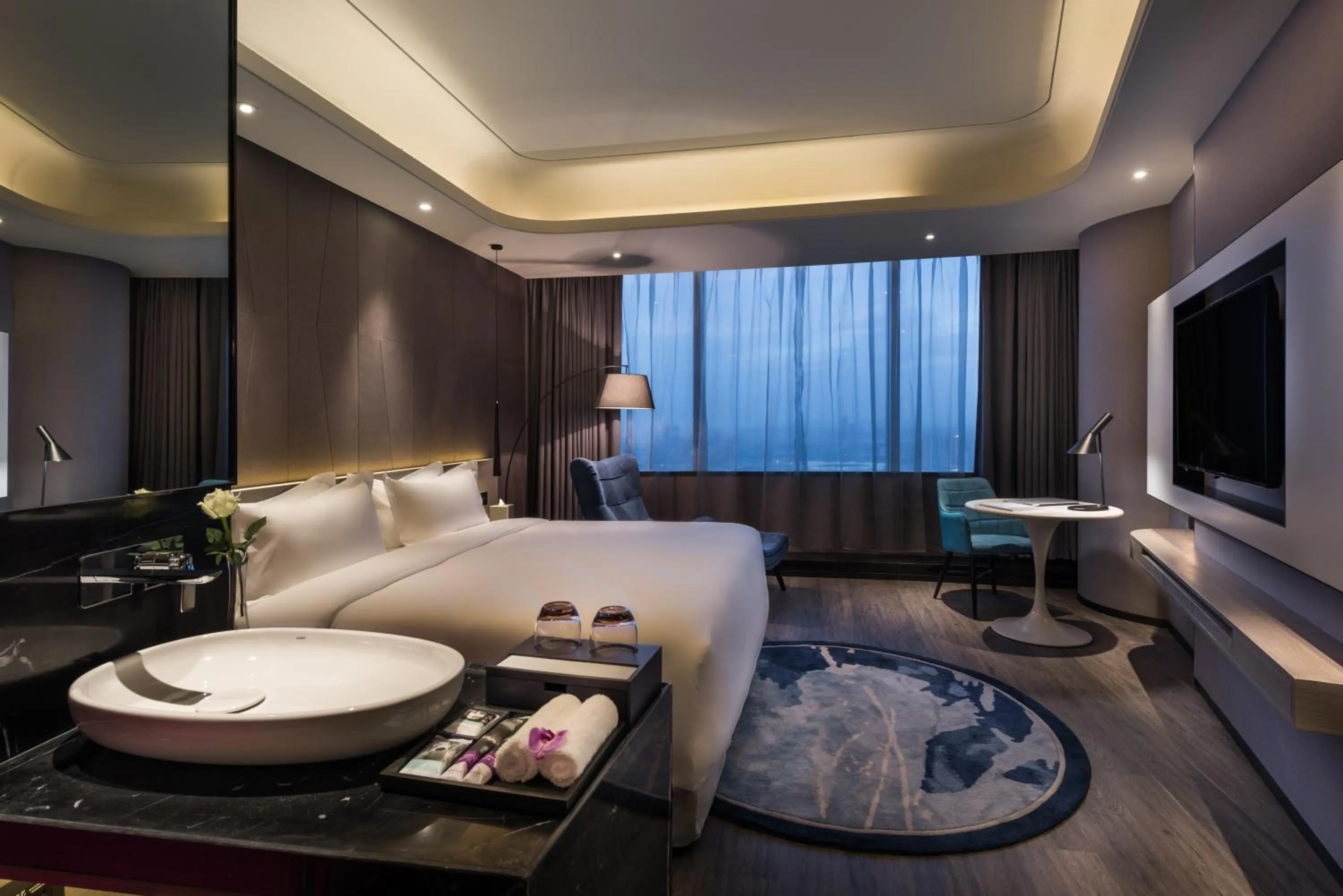 Deluxe King Room with City View in Mercure Hangzhou Qianjiang