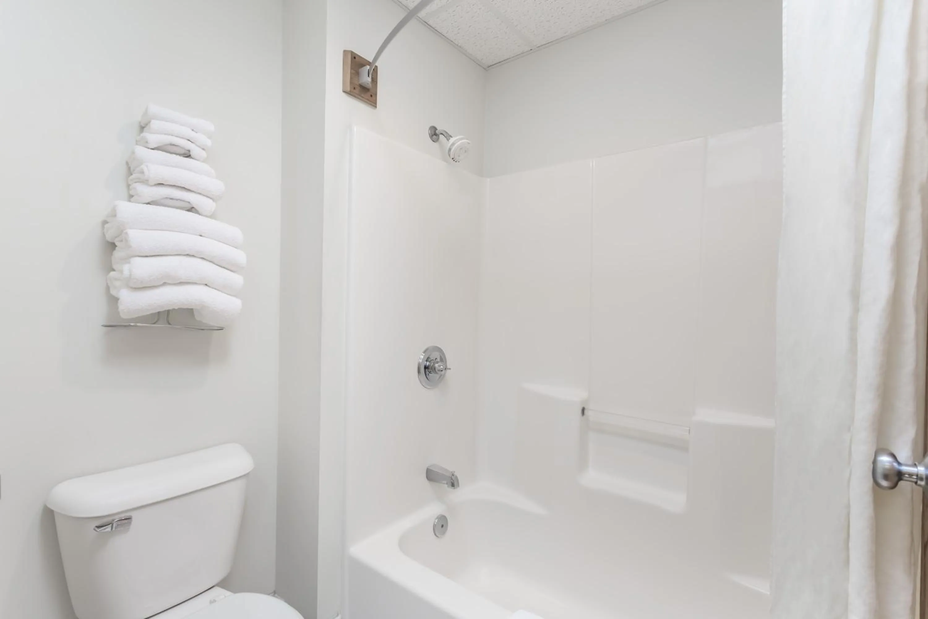 King/Queen Room - Non-Smoking in AmericInn by Wyndham Eagle River Downtown