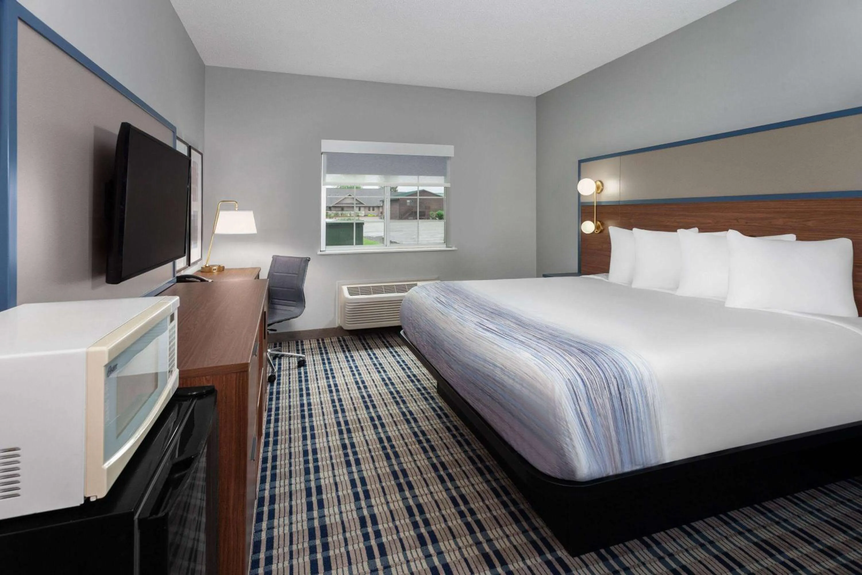 King Room with Roll-in Shower - Mobility Accessible/Non-Smoking in AmericInn by Wyndham Eagle River Downtown