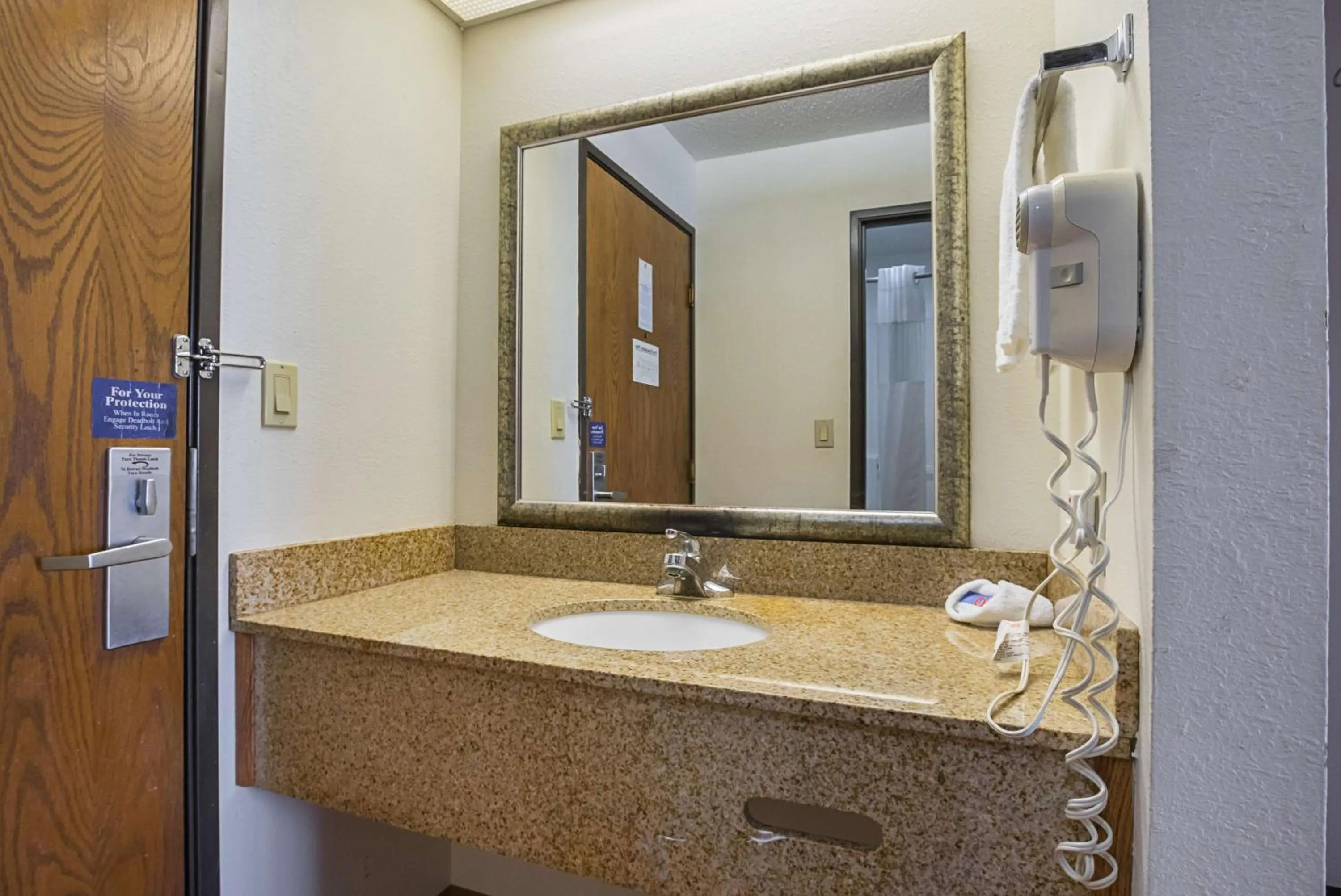 Queen Room - Disability Access in Motel 6-Waterloo, IA - Crossroads Mall - Cedar Falls