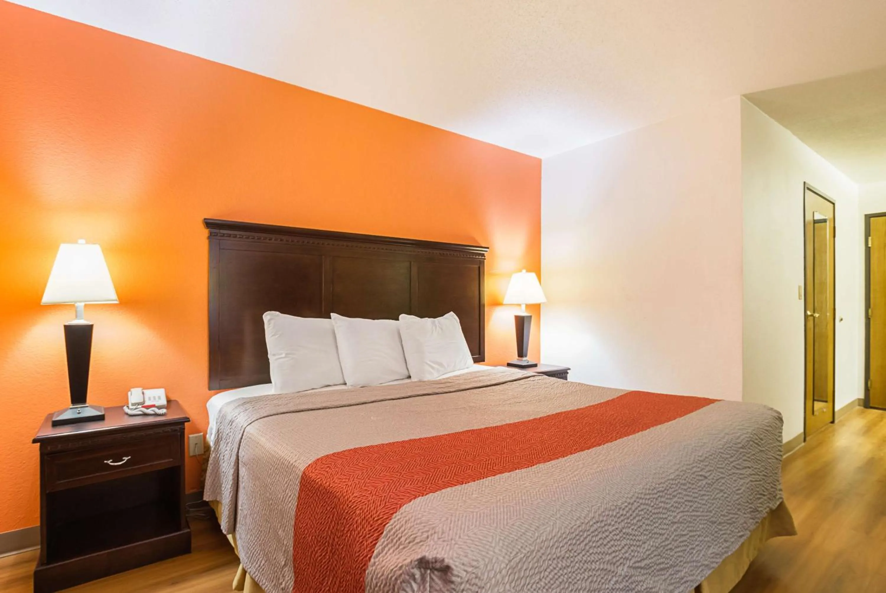 King Room - Disability Access - Non-Smoking in Motel 6-Waterloo, IA - Crossroads Mall - Cedar Falls