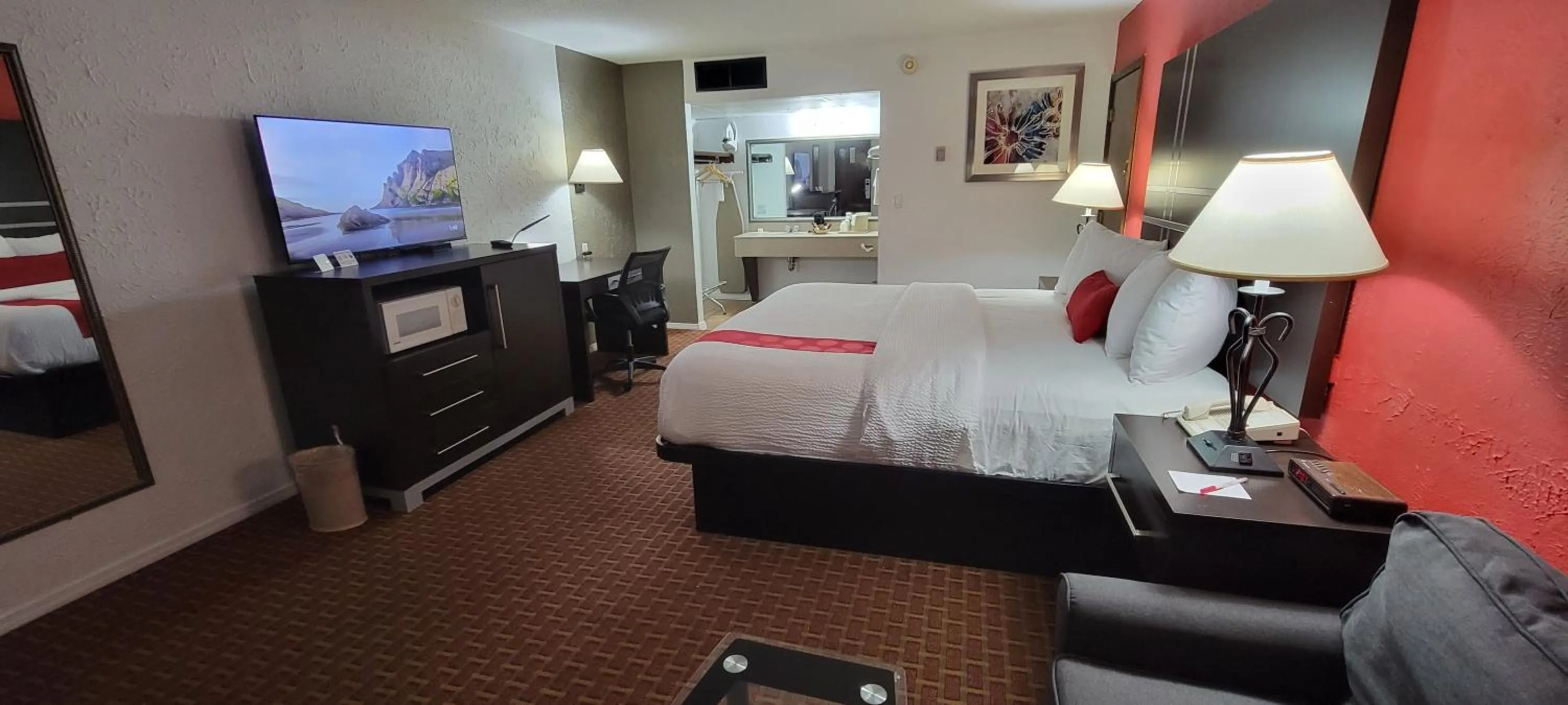 Deluxe King Room - Non-Smoking in Ramada by Wyndham Mountain Home