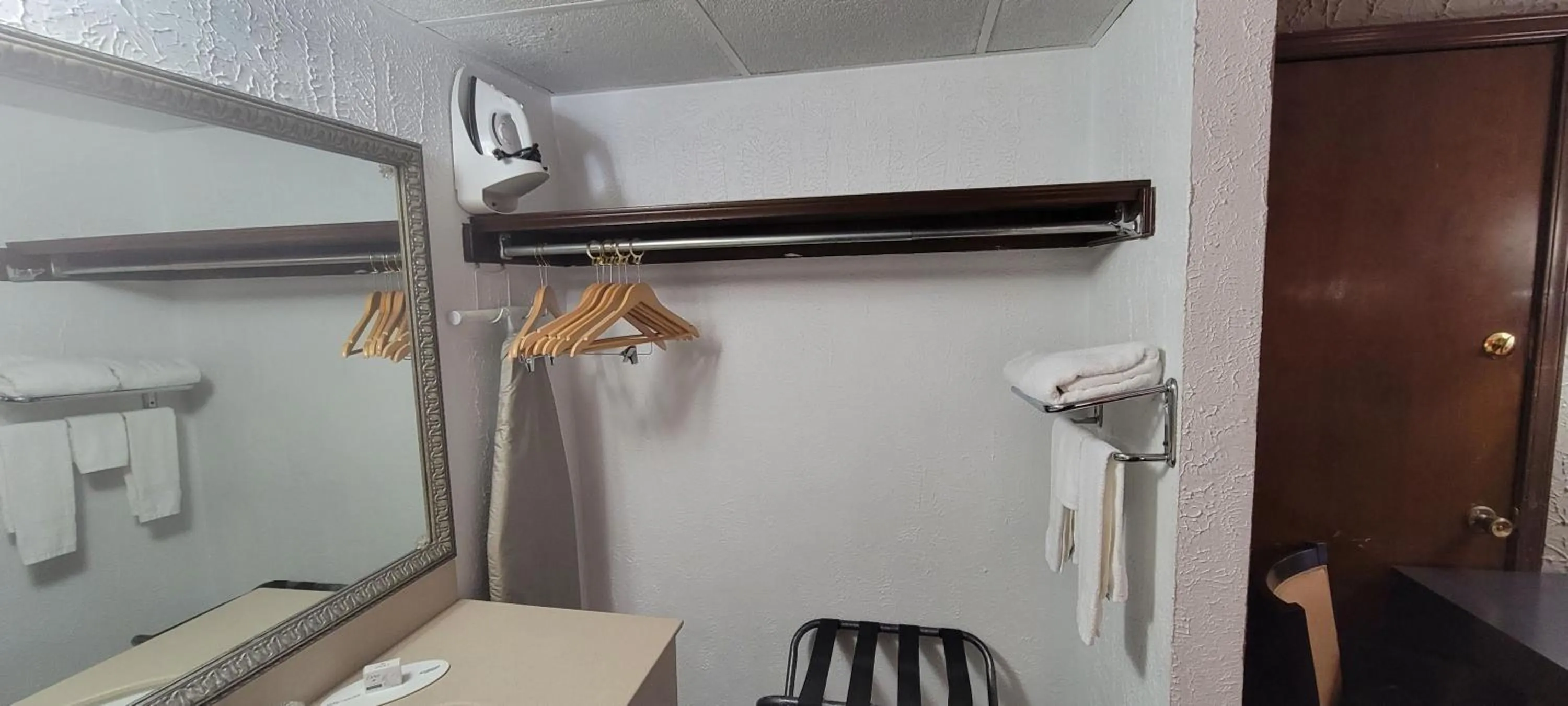 1 Queen Bed, Mobility Accessible Room, Tub w/Grab Bar, Pet-Friendly, Non-Smoking in Ramada by Wyndham Mountain Home