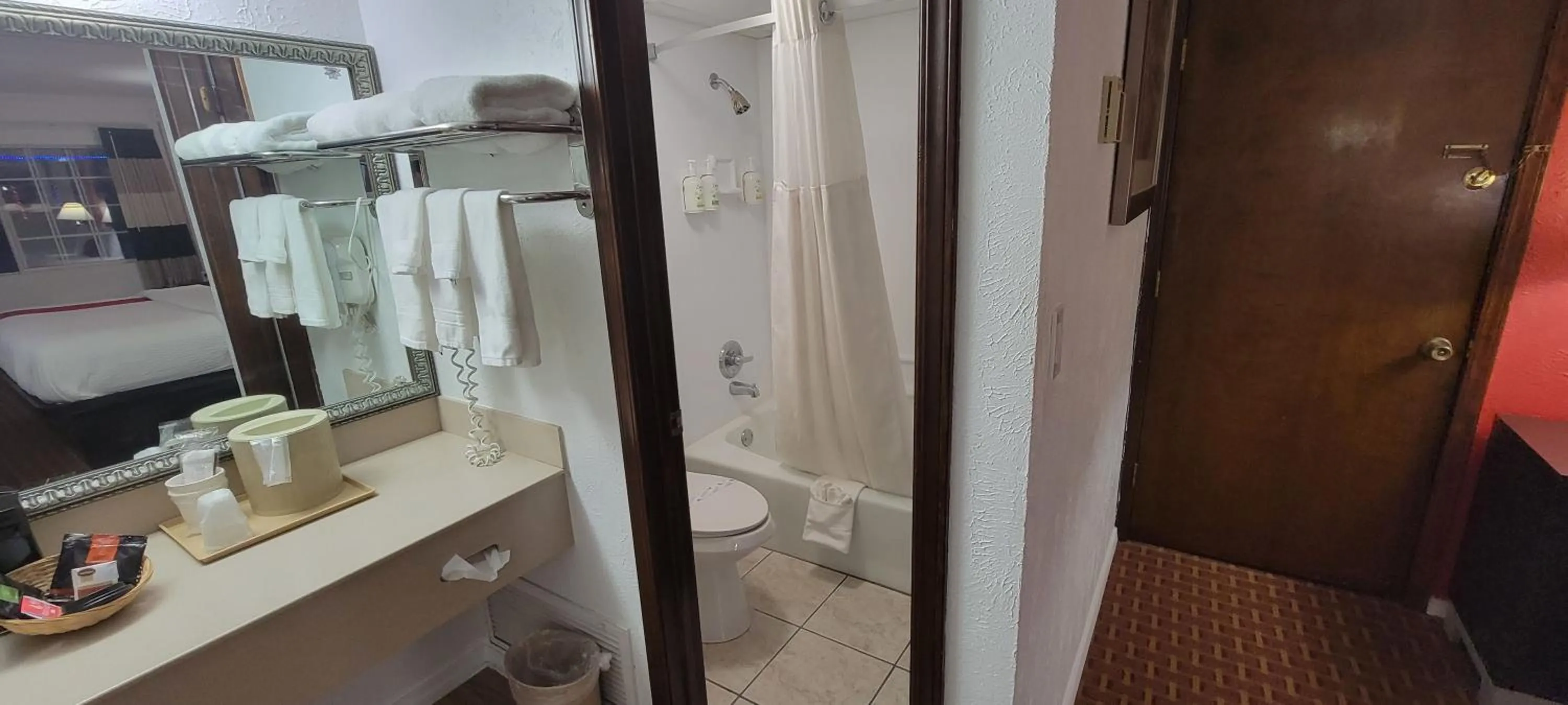 Deluxe Queen Room - single occupancy - Non-Smoking in Ramada by Wyndham Mountain Home