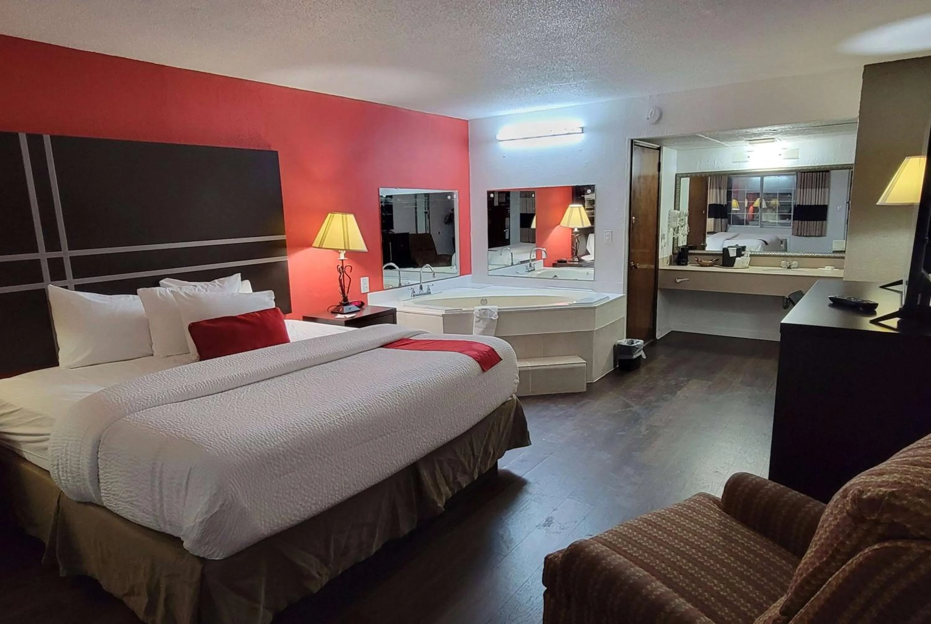King Room with Walk-In Shower and Jetted Tub - Mobility Accessible/Non-Smoking/ Pet Friendly in Ramada by Wyndham Mountain Home