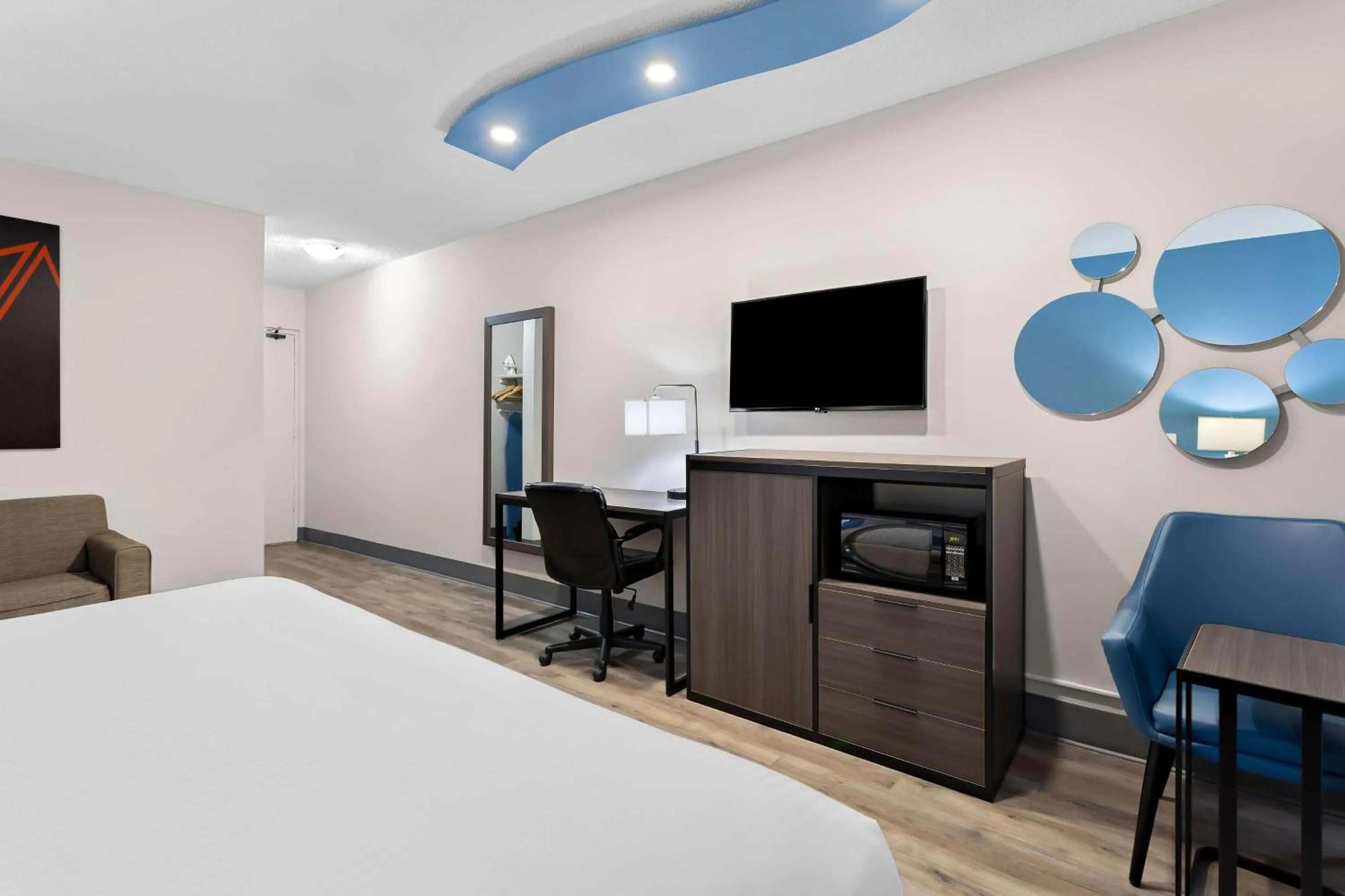 King Suite with Two King Beds - Non-Smoking in Howard Johnson Plaza by Wyndham Windsor