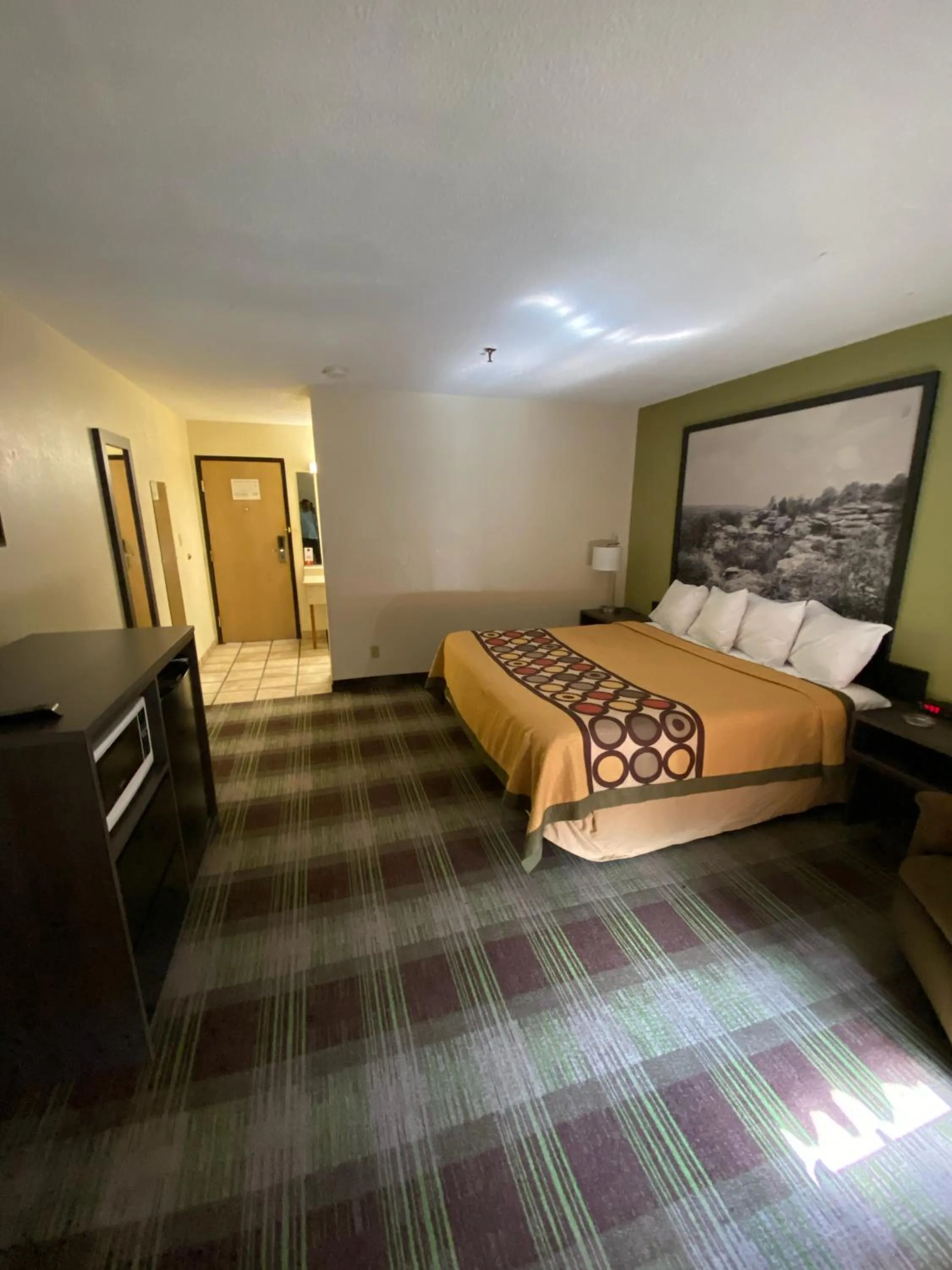 Superior King Room - Smoking in Super 8 by Wyndham Metropolis