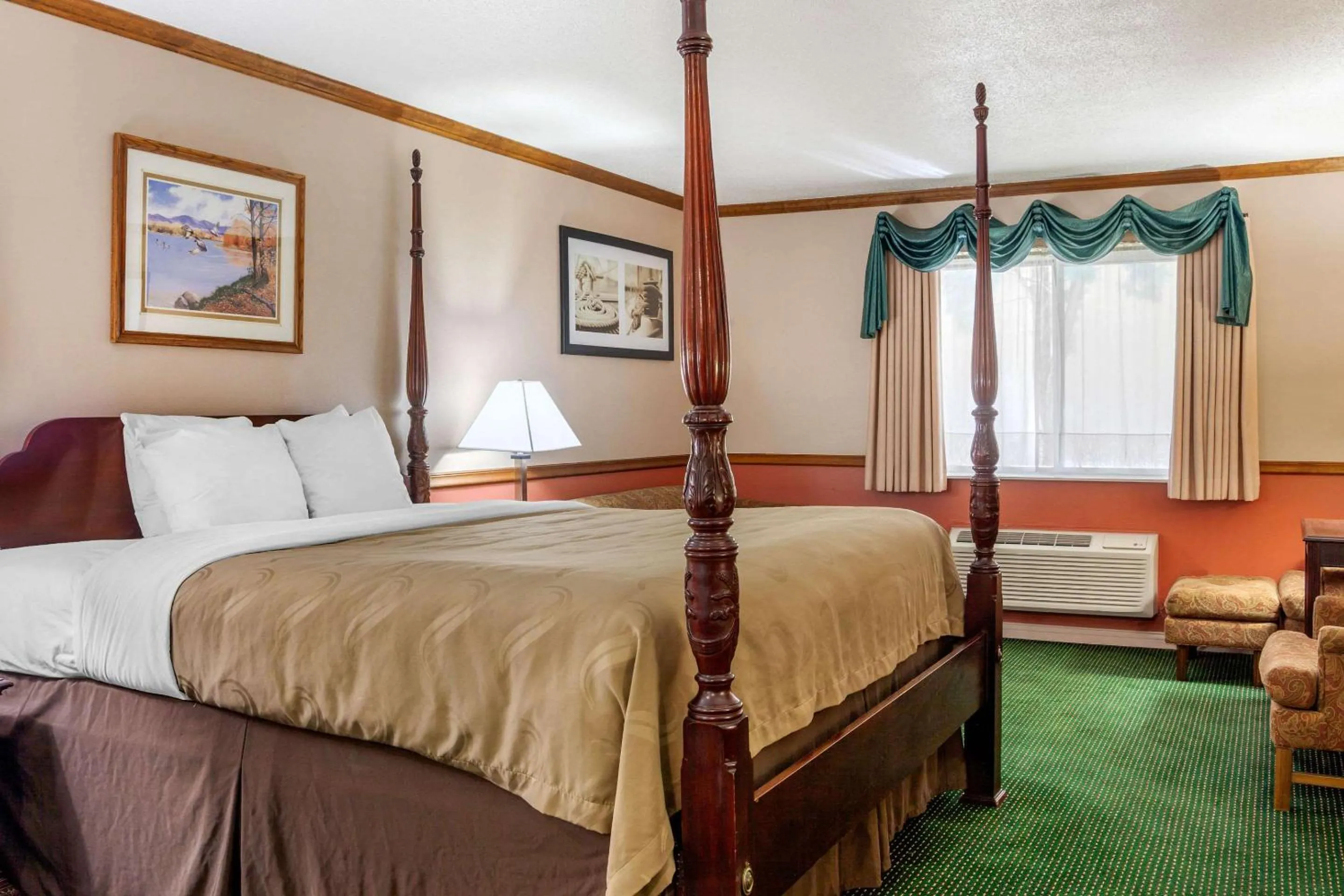 King Suite - Non-Smoking in Quality Inn & Suites Prairie Du Chien