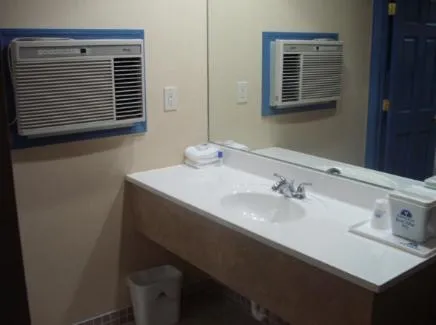 Queen Room in Golden Hill Inn-Danbury