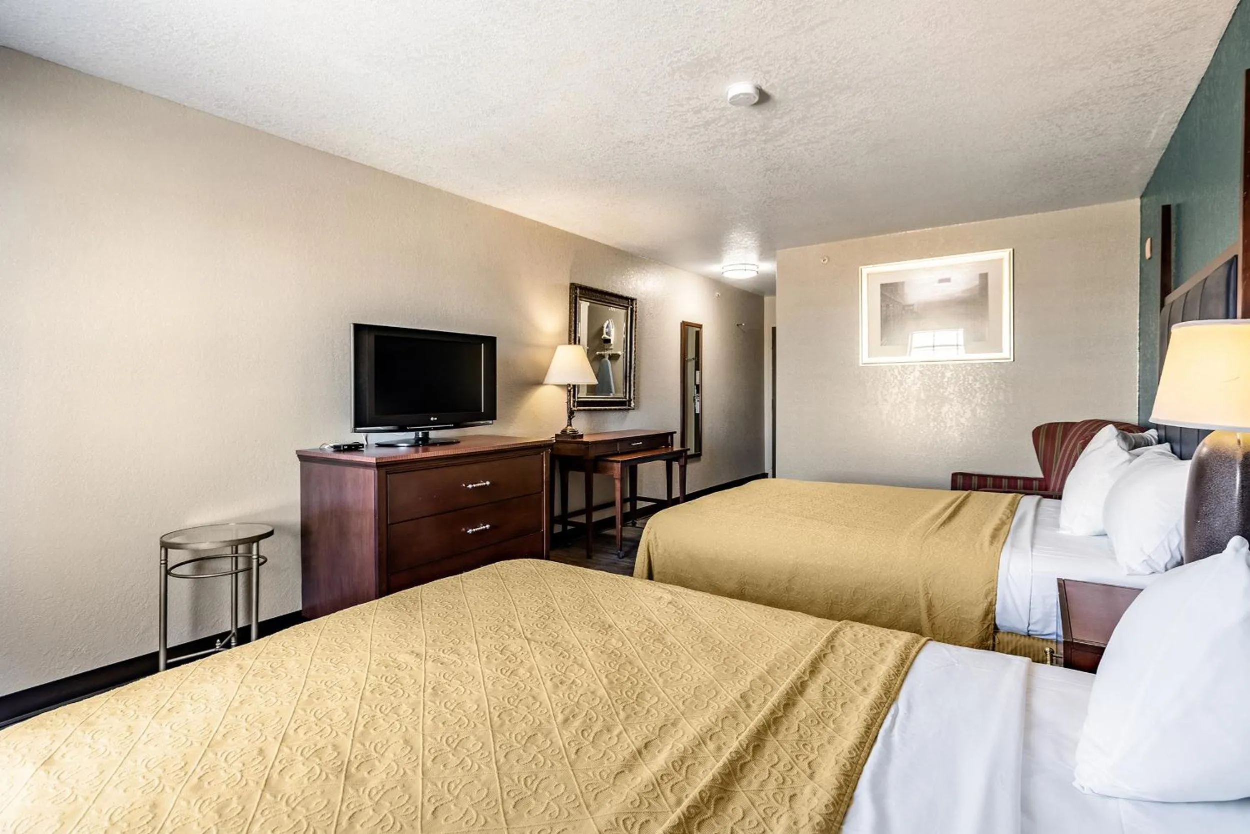 Queen Room with Two Queen Beds - Non-Smoking in Americas Best Value Inn - Temple