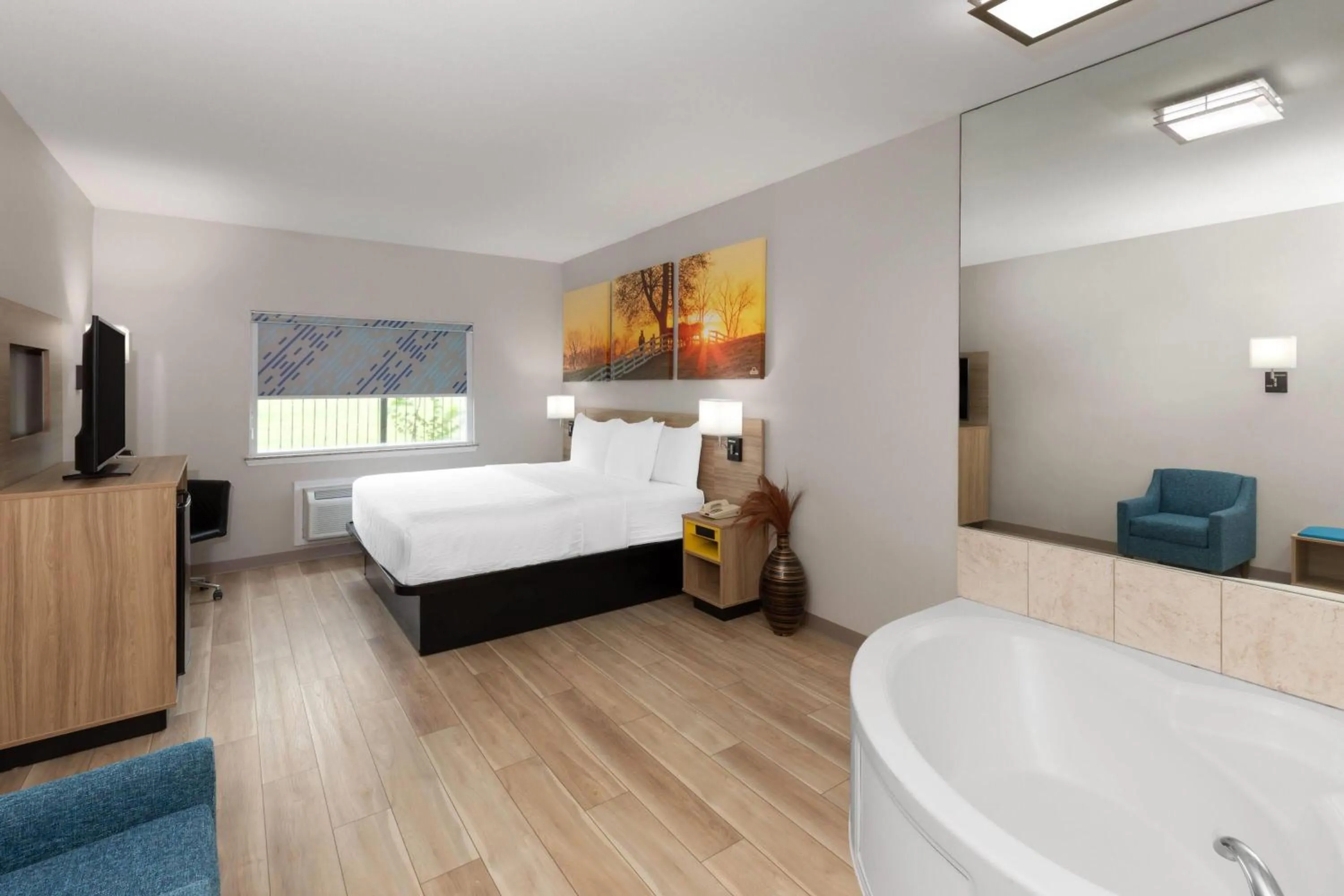 Deluxe King Room - Non-Smoking in Days Inn & Suites by Wyndham Sam Houston Tollway