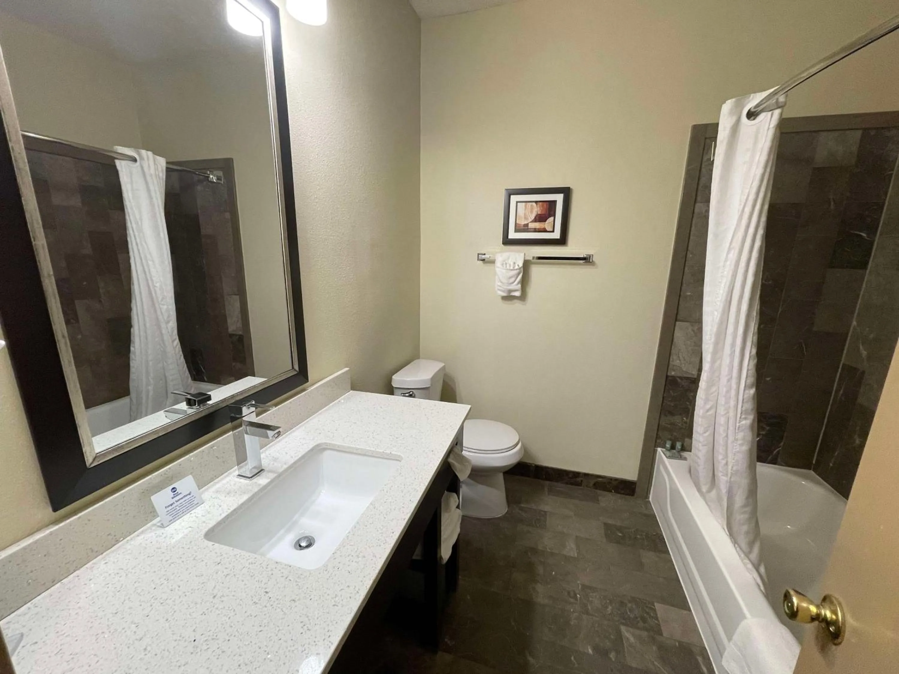 One-Bedroom King Suite with Jetted Tub and Sofa in Best Western Aspen Hotel