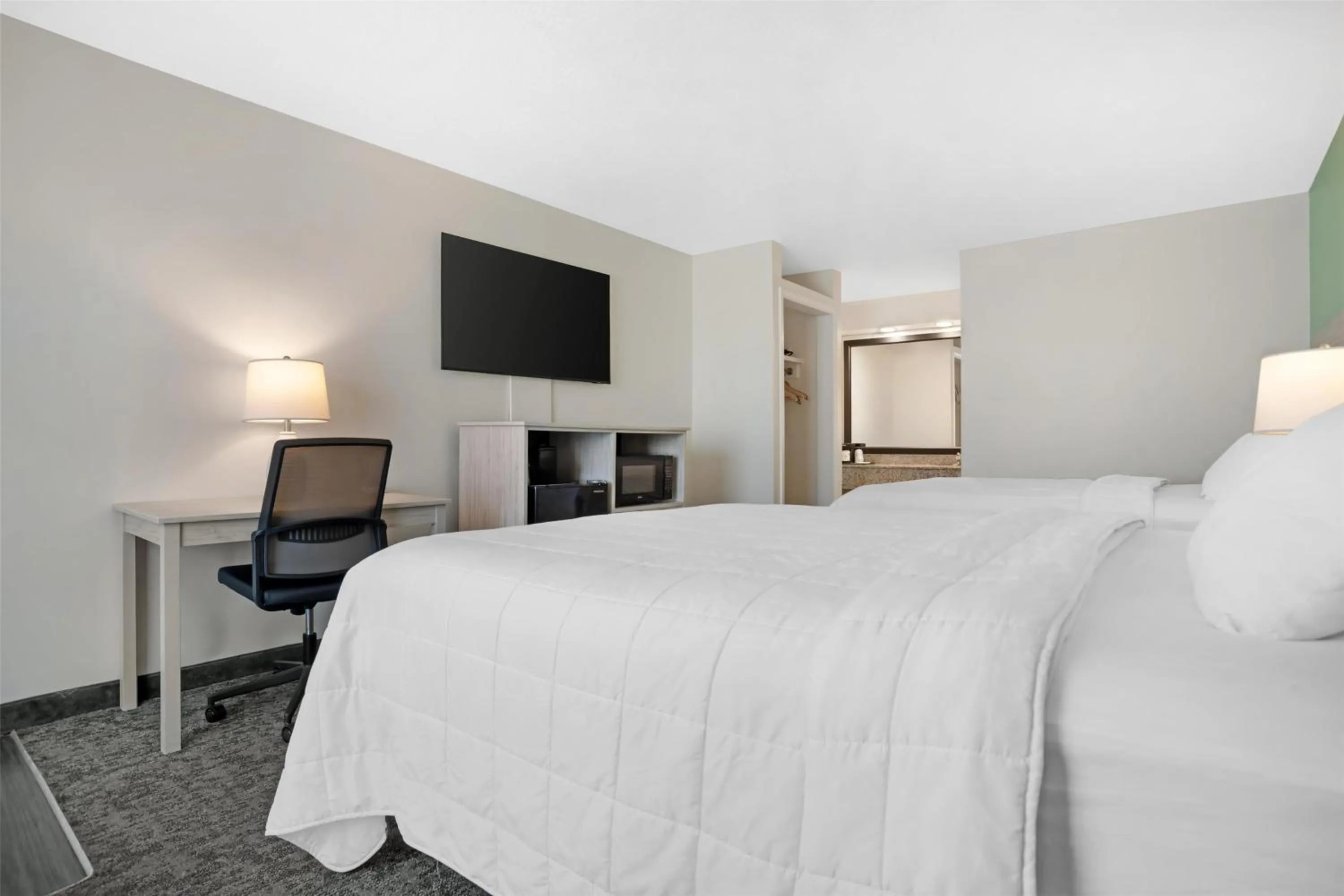 Queen Room with Two Queen Beds with Water View in Best Western Navarre Waterfront