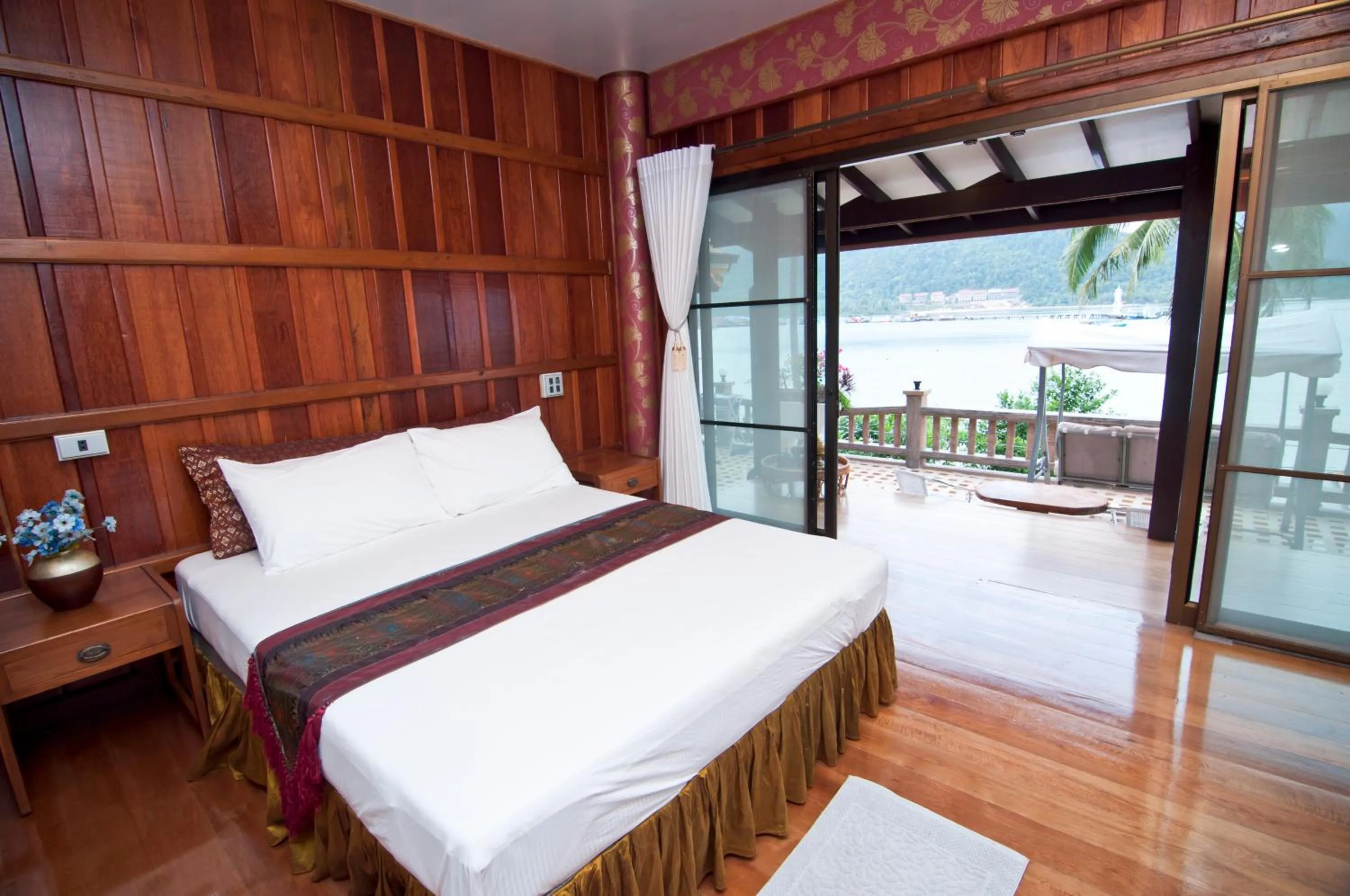 Deluxe Thai Villa with Sea View in Bhuvarin Resort