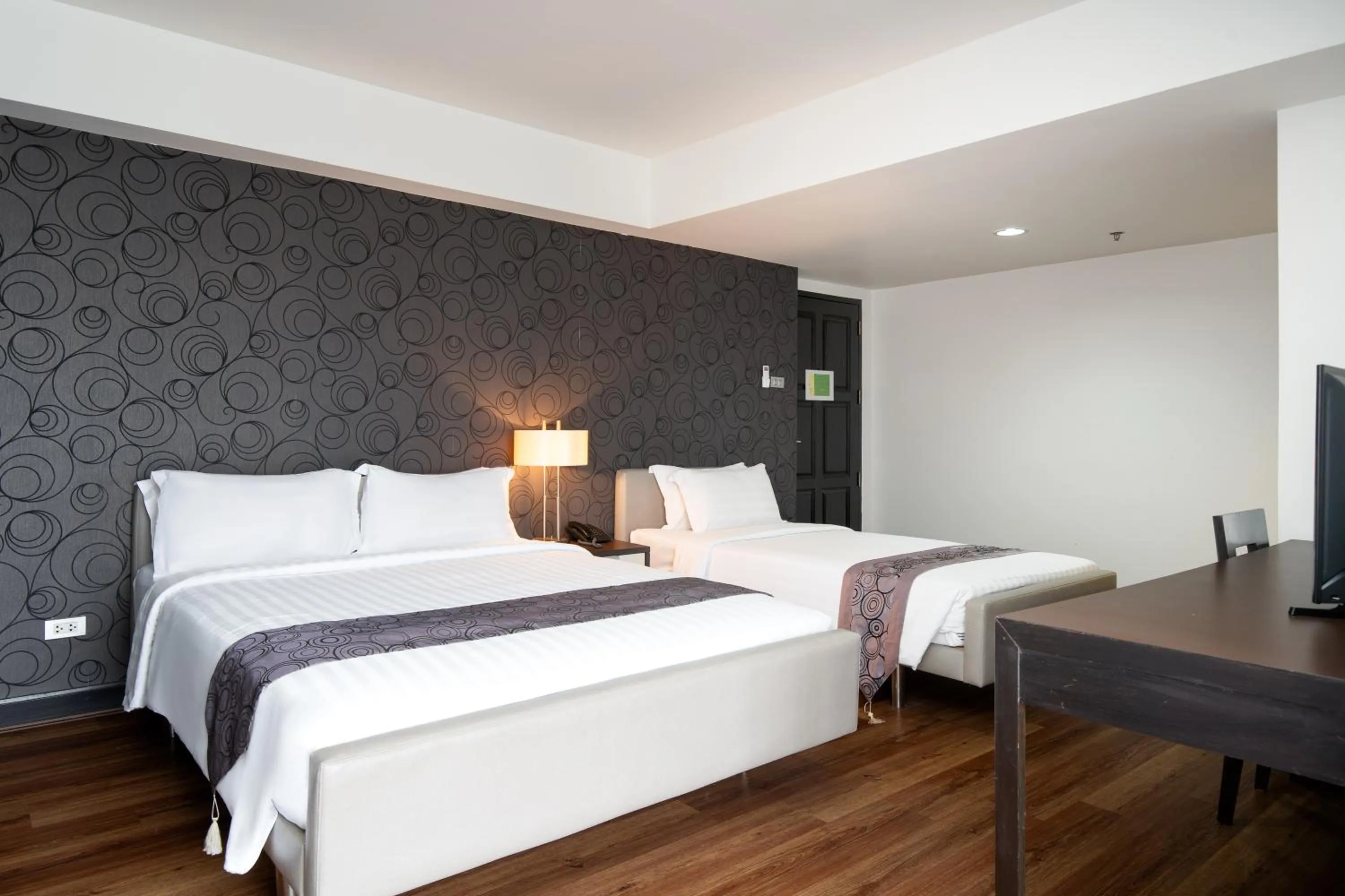 Superior Twin Room in Lily Hotel Bangkok