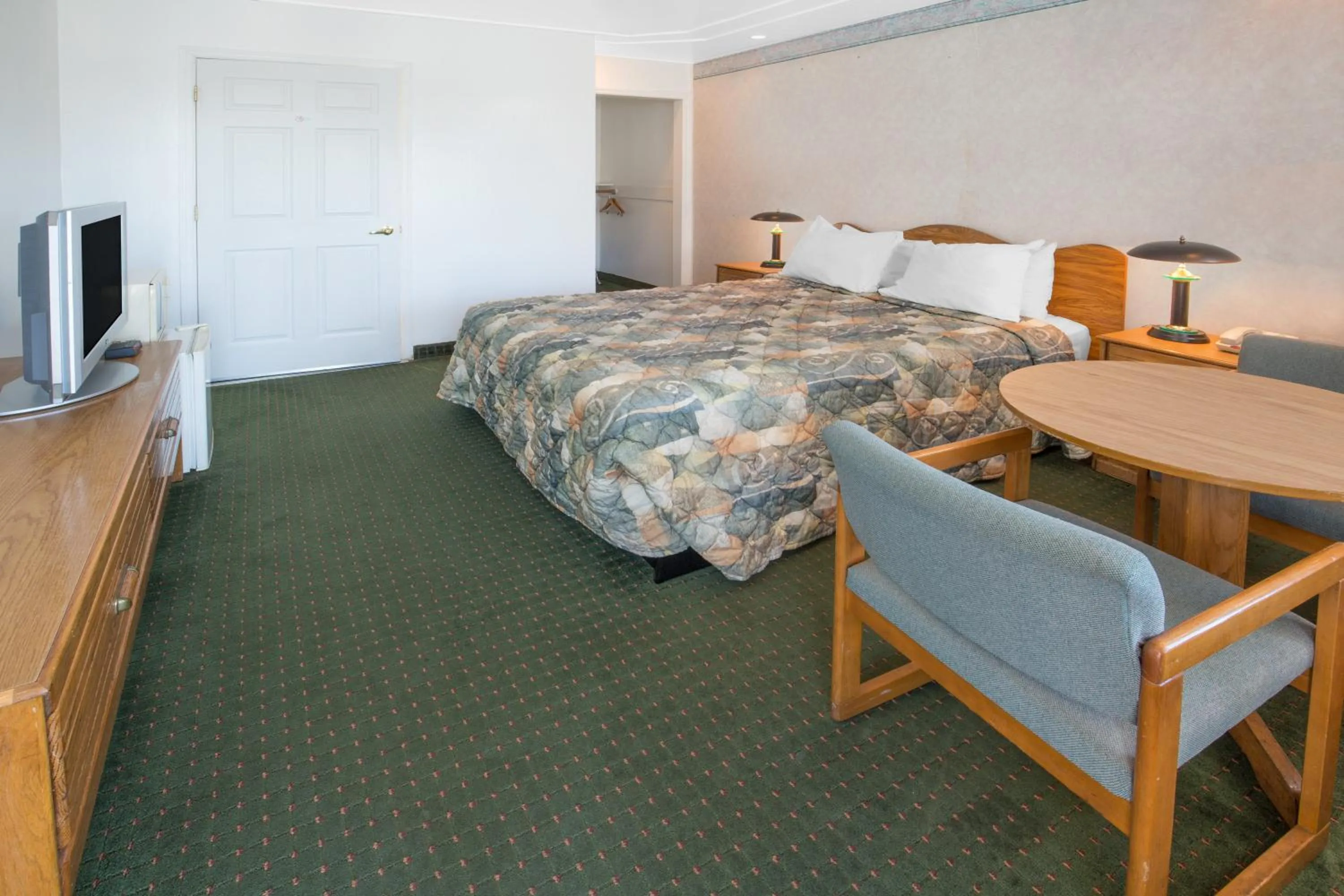 Queen Room - Disability Access - Non-Smoking in Days Inn by Wyndham Oroville