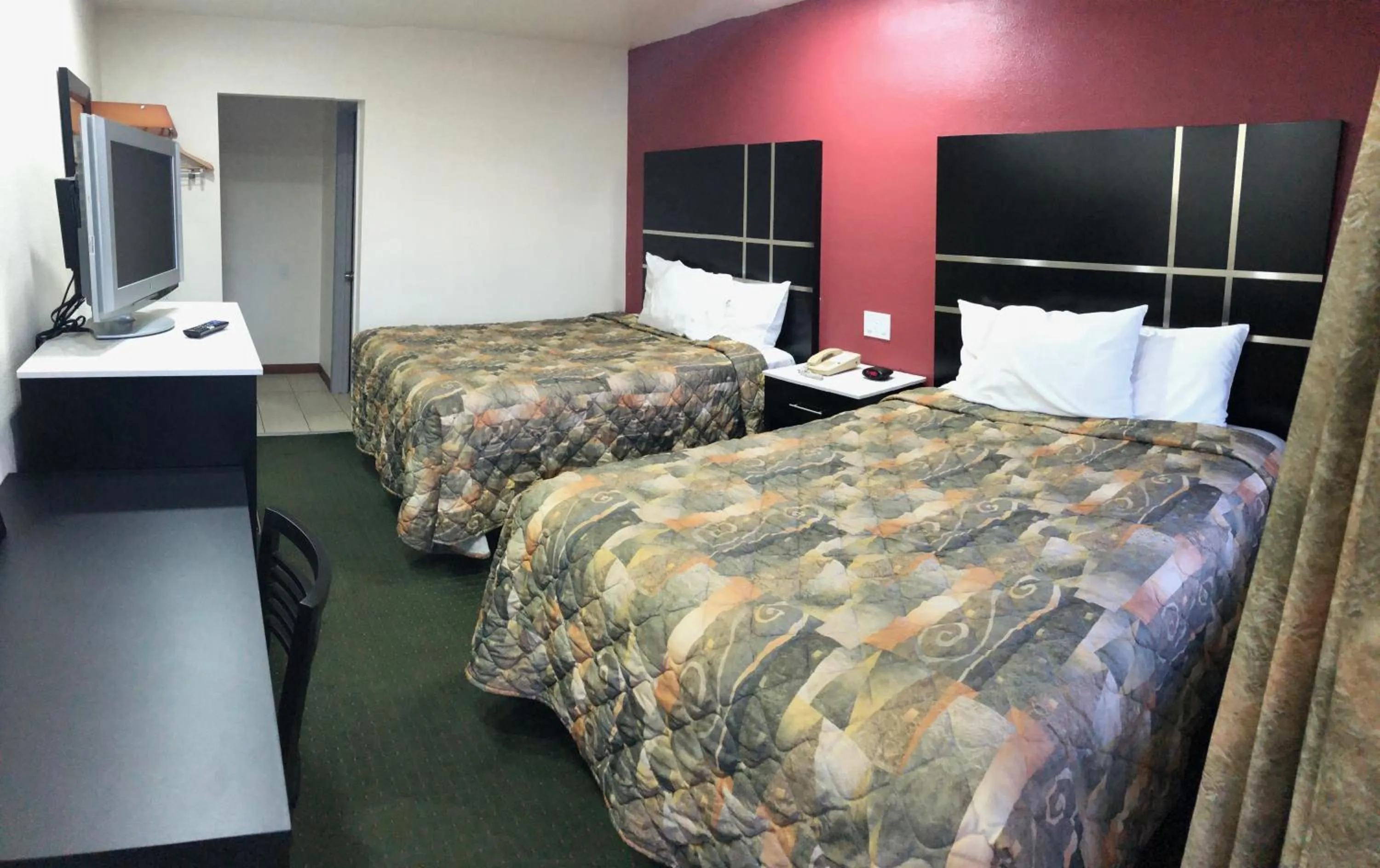 Queen Room with Two Queen Beds - Non-Smoking in Days Inn by Wyndham Oroville