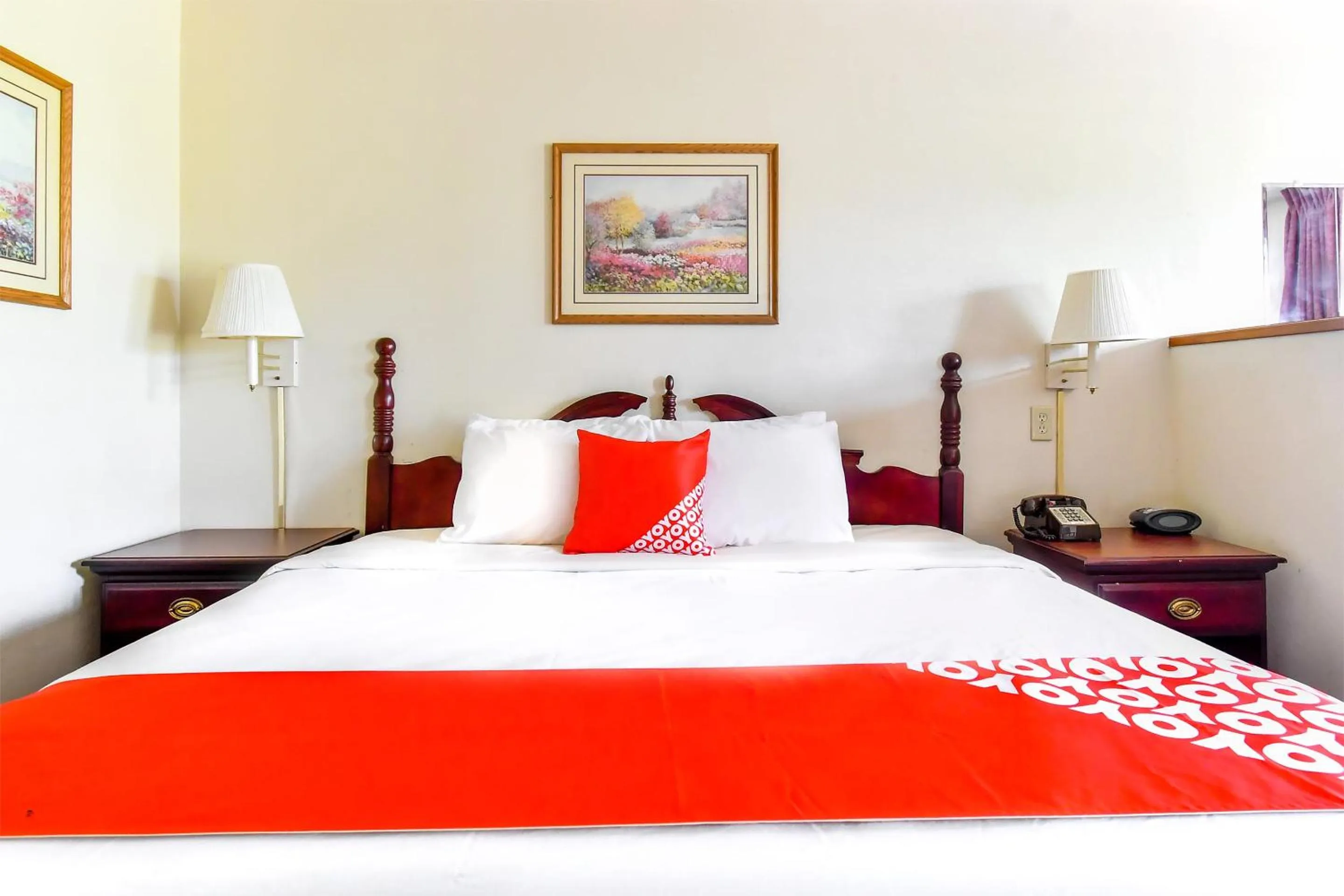 Premium King Bed in OYO Hotel Tyler Lindale