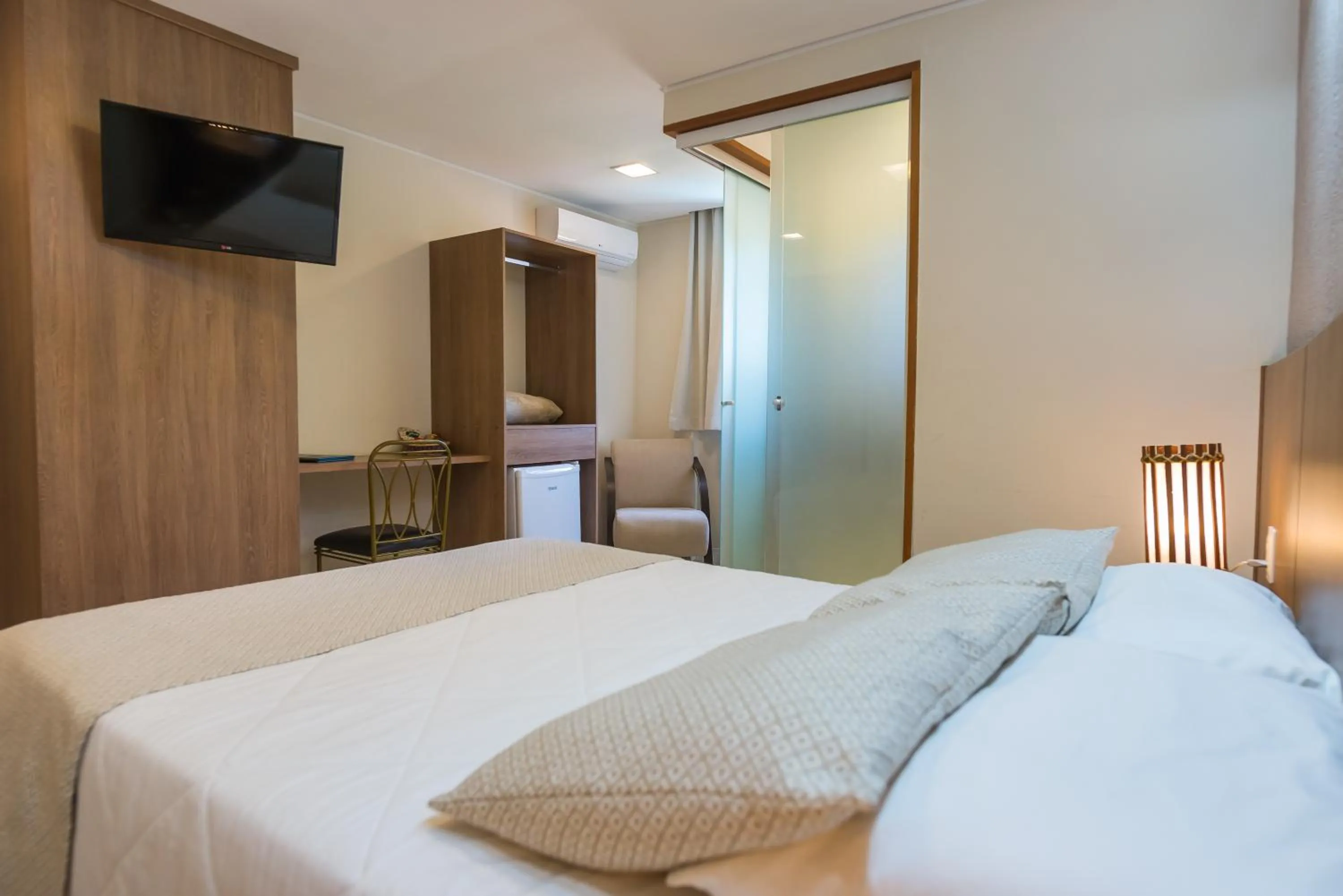 Superior Room with Air Conditioning - single occupancy in Hotel Serra Everest