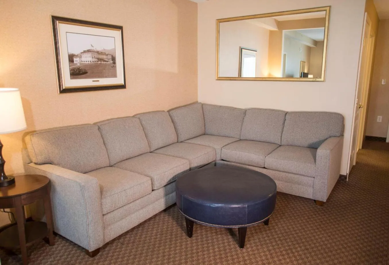 Grand King Room with Mountain View in Fort William Henry Hotel