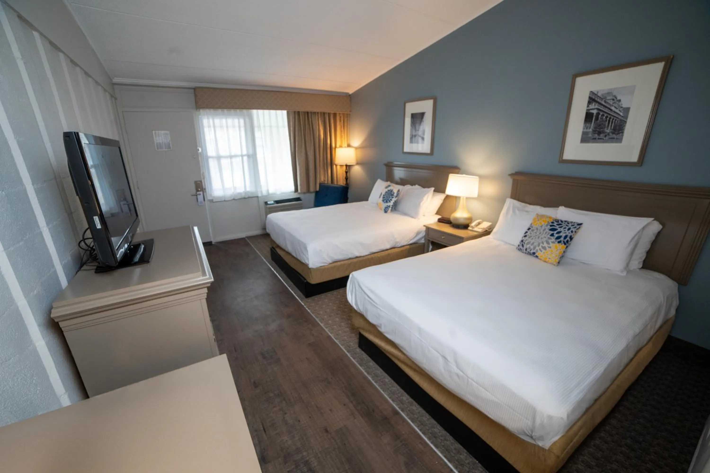 Deluxe Mountain View with Two Queen Beds in Fort William Henry Hotel