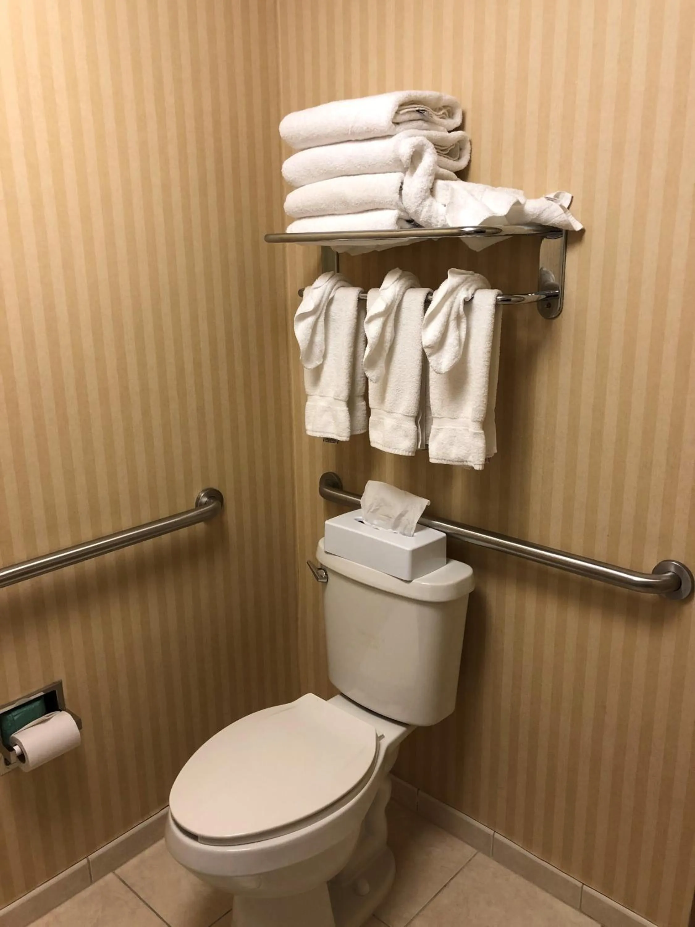 Accessible Grand Double Room with Lake View in Fort William Henry Hotel