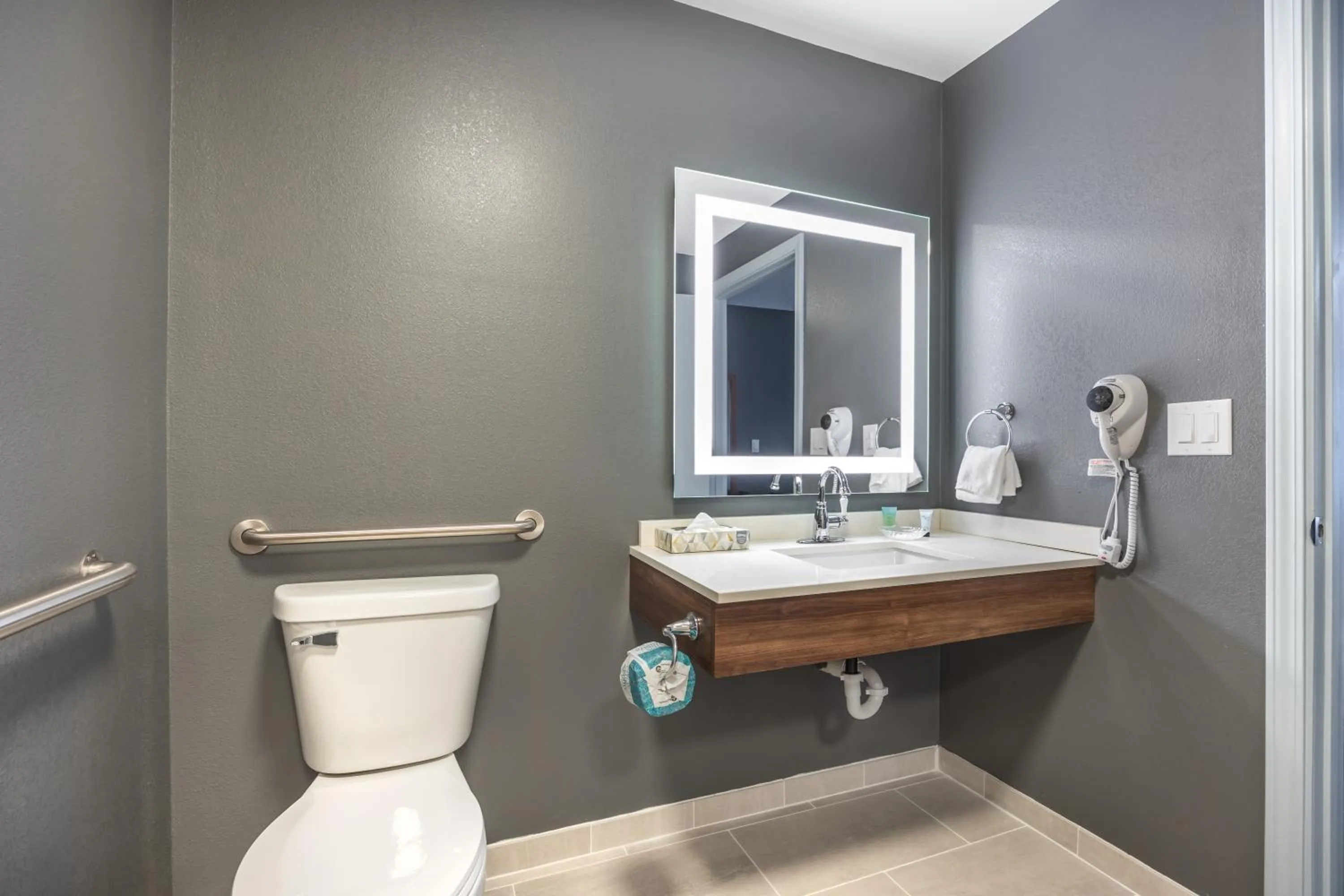 Efficiency Queen Room - Accessible/Non-Smoking in Suburban Studios Branson On The Strip